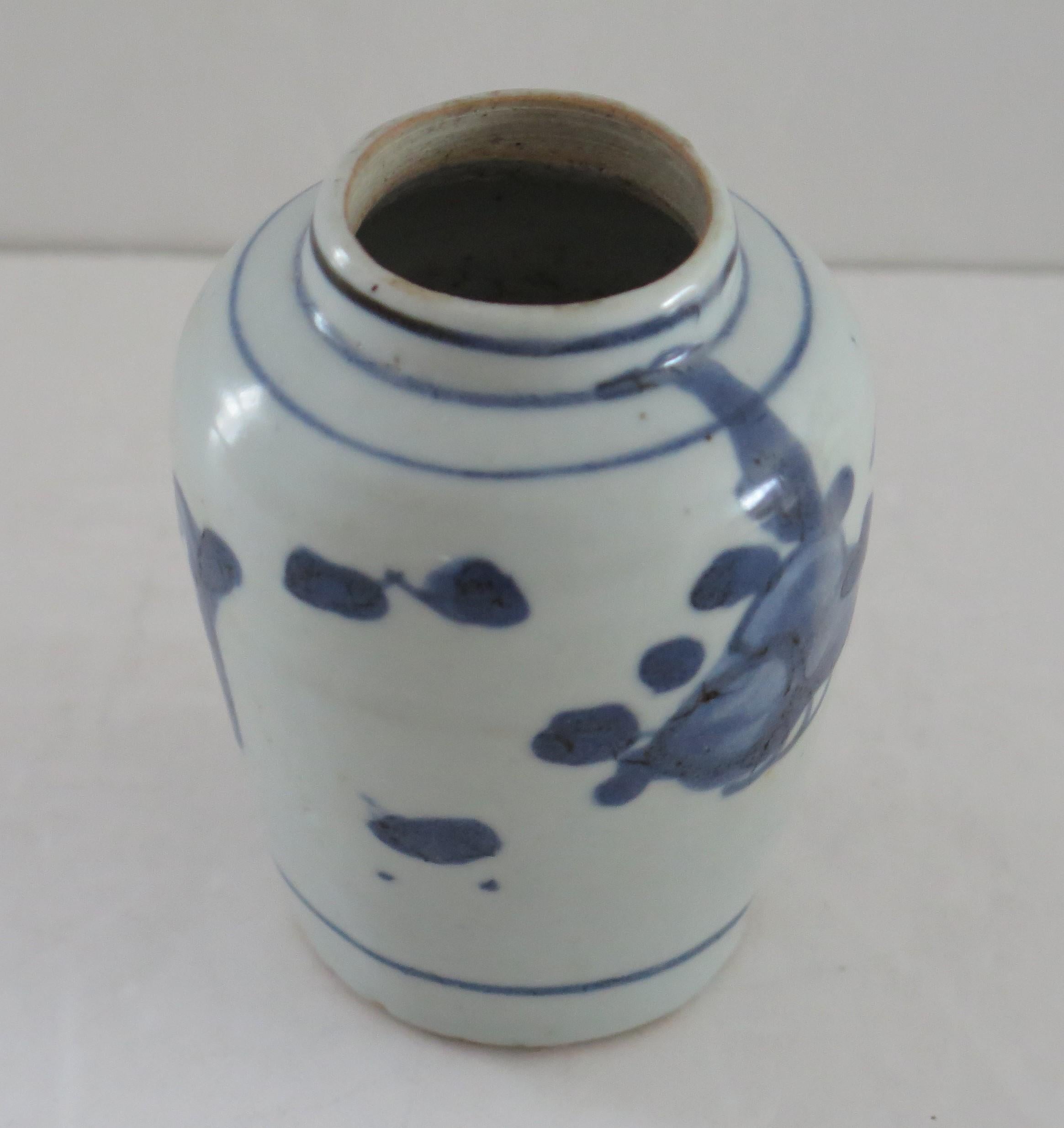 17thC Ming Chinese Jar porcelain Hand Painted Blue & White with hardwood Stand For Sale 1