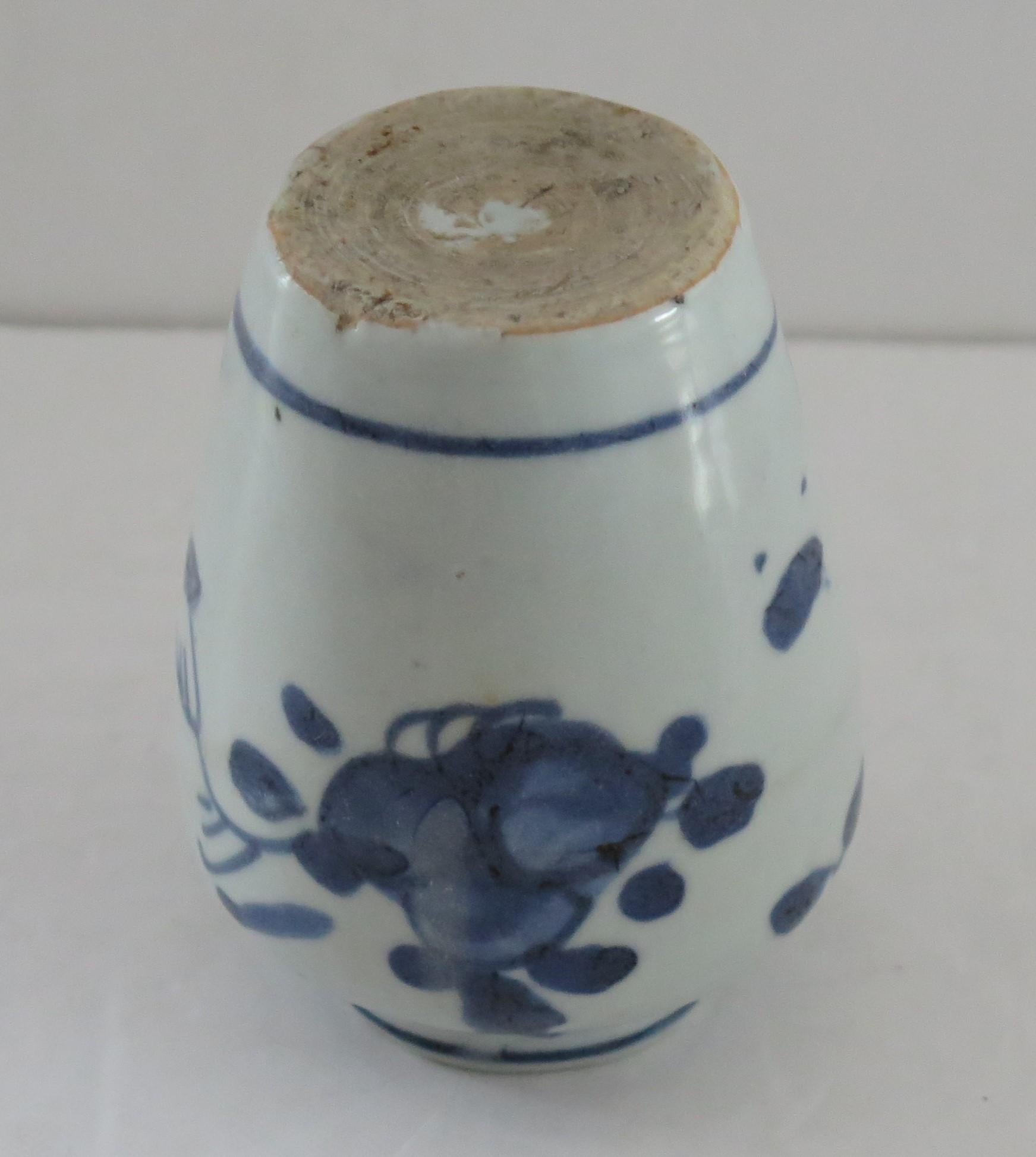 17thC Ming Chinese Jar porcelain Hand Painted Blue & White with hardwood Stand For Sale 2