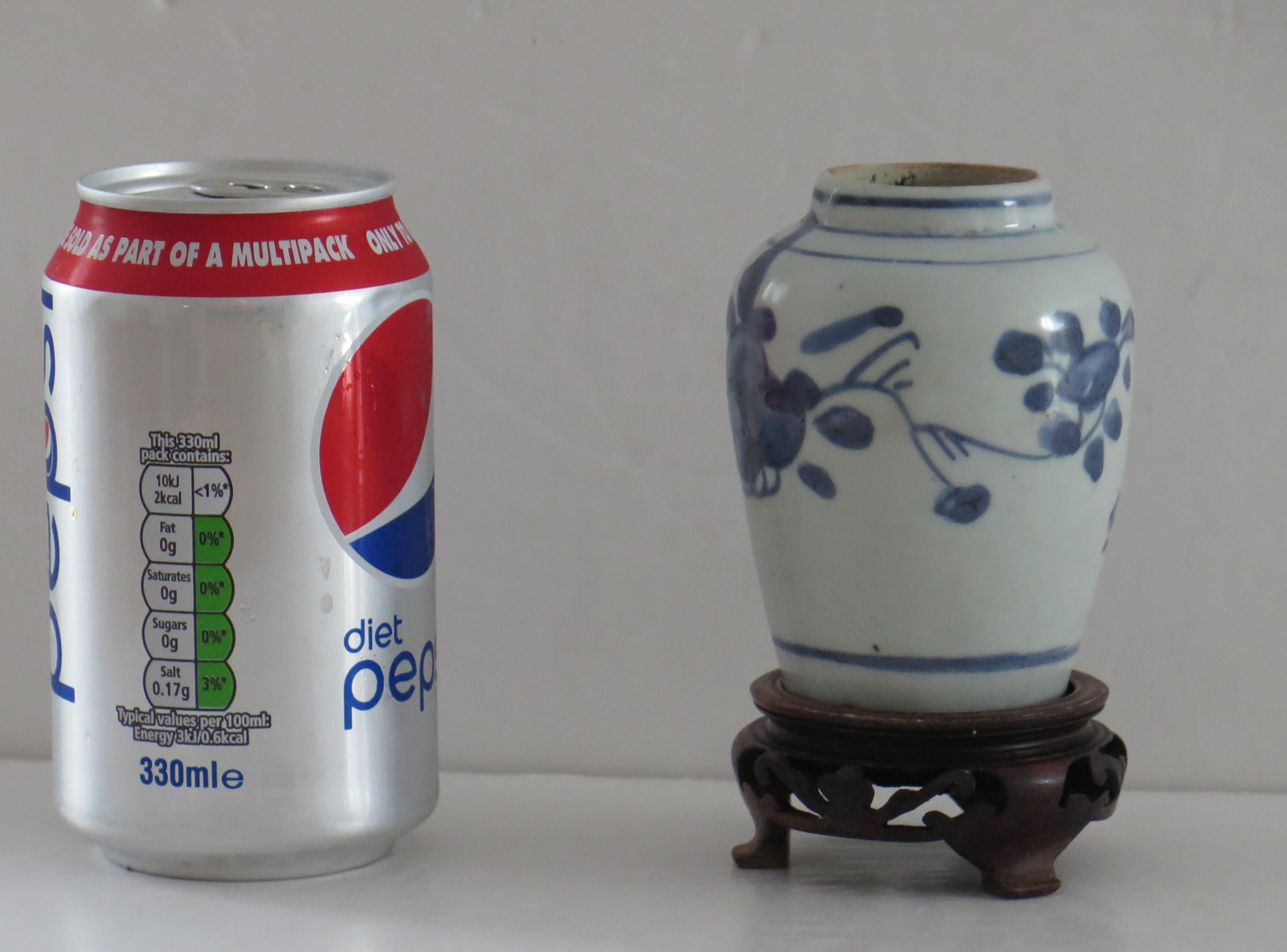 17thC Ming Chinese Jar porcelain Hand Painted Blue & White with hardwood Stand For Sale 11