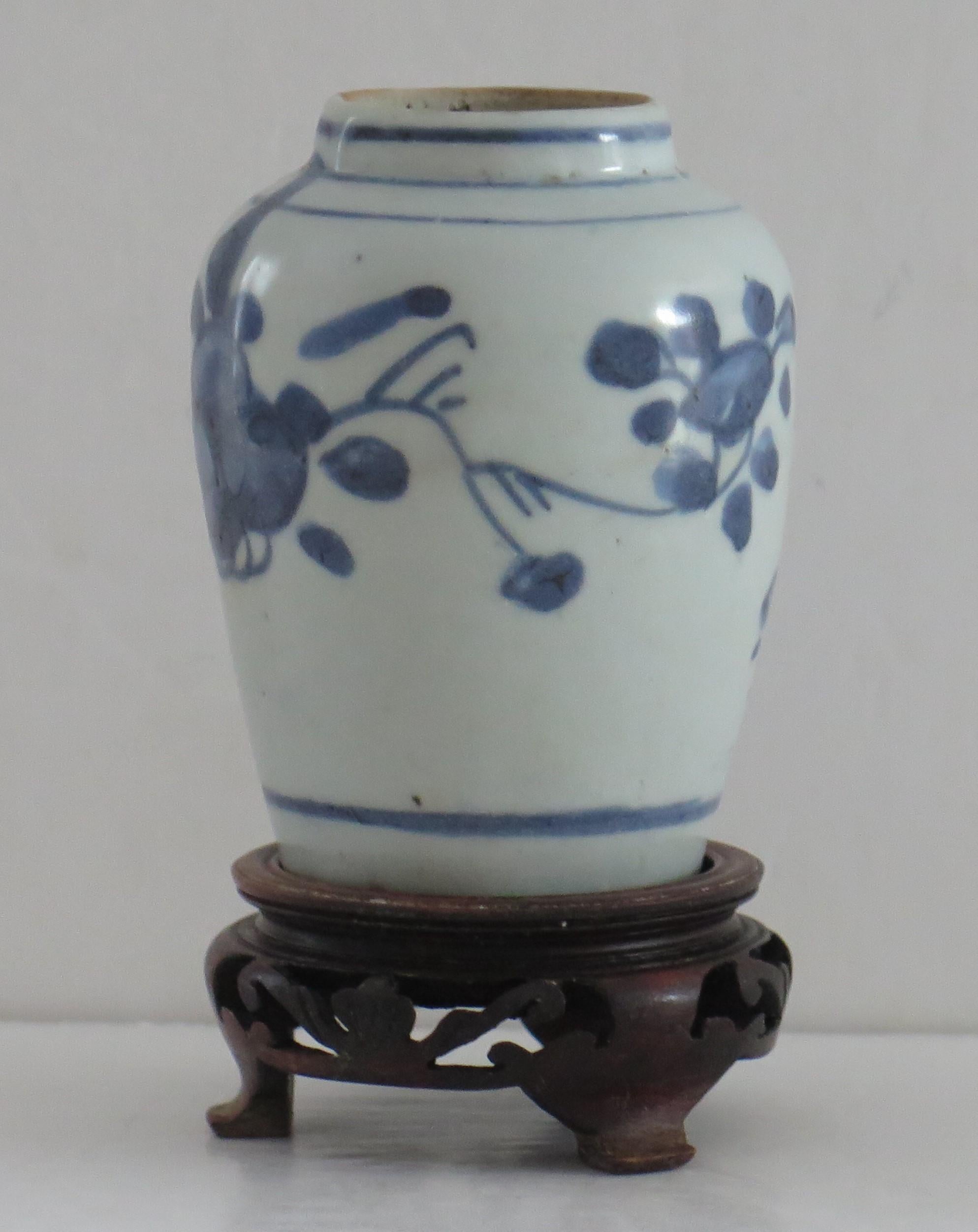 Hand-Painted 17thC Ming Chinese Jar porcelain Hand Painted Blue & White with hardwood Stand For Sale