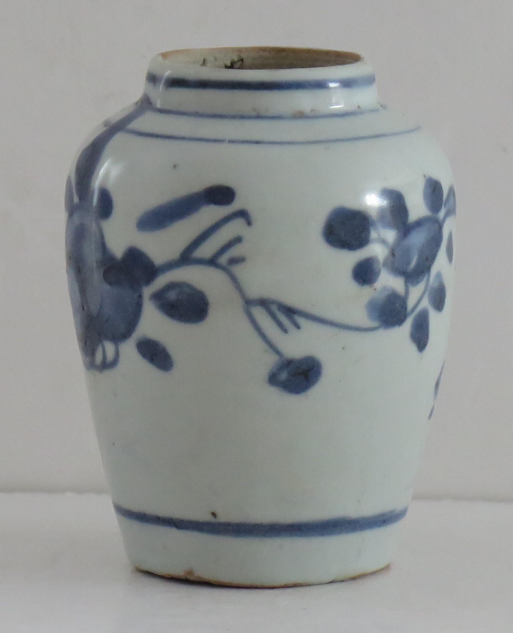 17thC Ming Chinese Jar porcelain Hand Painted Blue & White with hardwood Stand In Good Condition For Sale In Lincoln, Lincolnshire