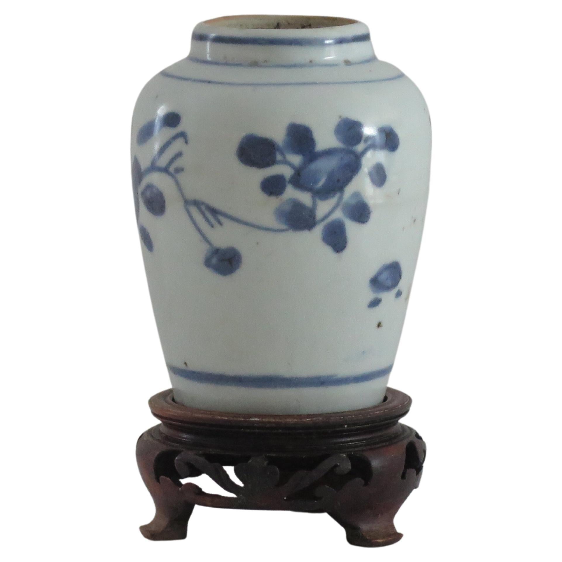 Jarre chinoise Ming du 17e siècle en porcelaine peinte à la main en bleu et  blanc avec Stand en bois dur En vente sur 1stDibs