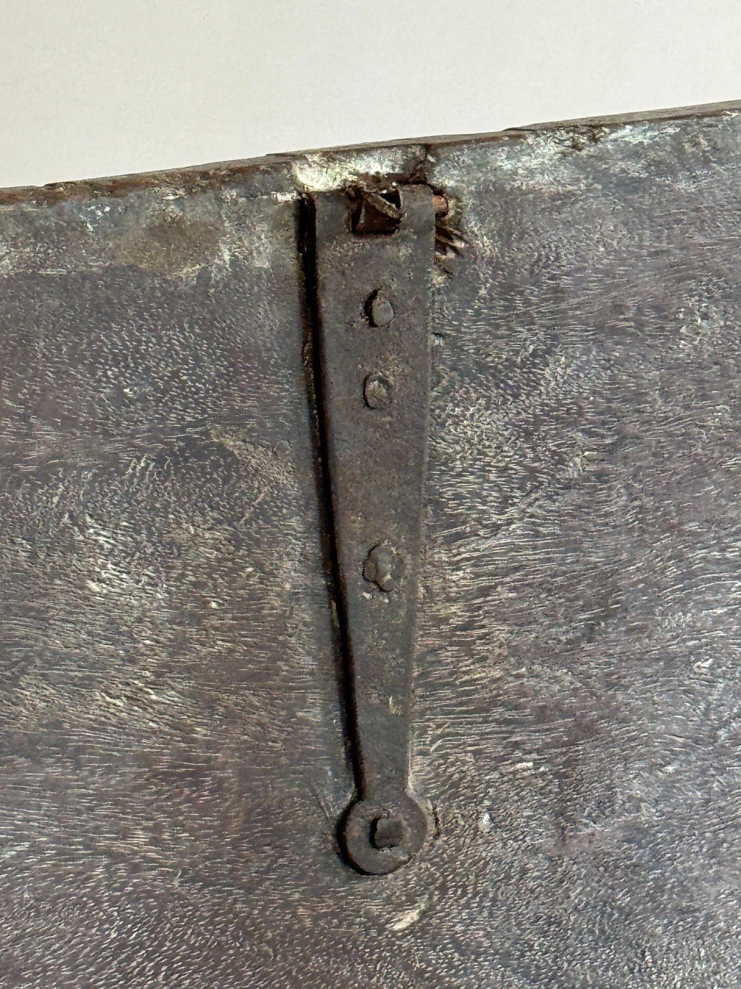 Cassettone in noce del XVII secolo in vendita 1
