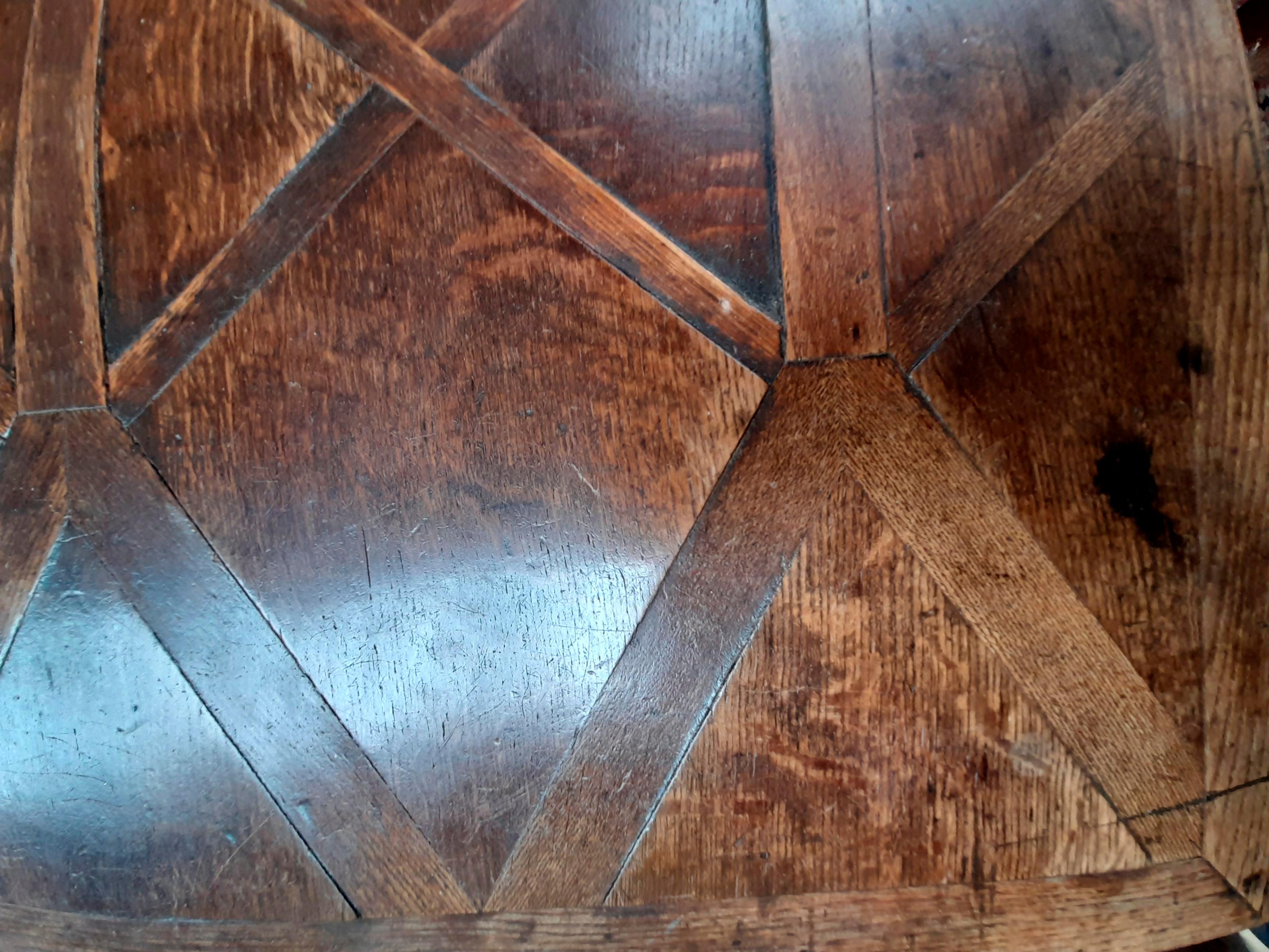 Table longue et étroite en chêne du 17ème siècle avec inserts en chêne en forme de diamant en vente 4