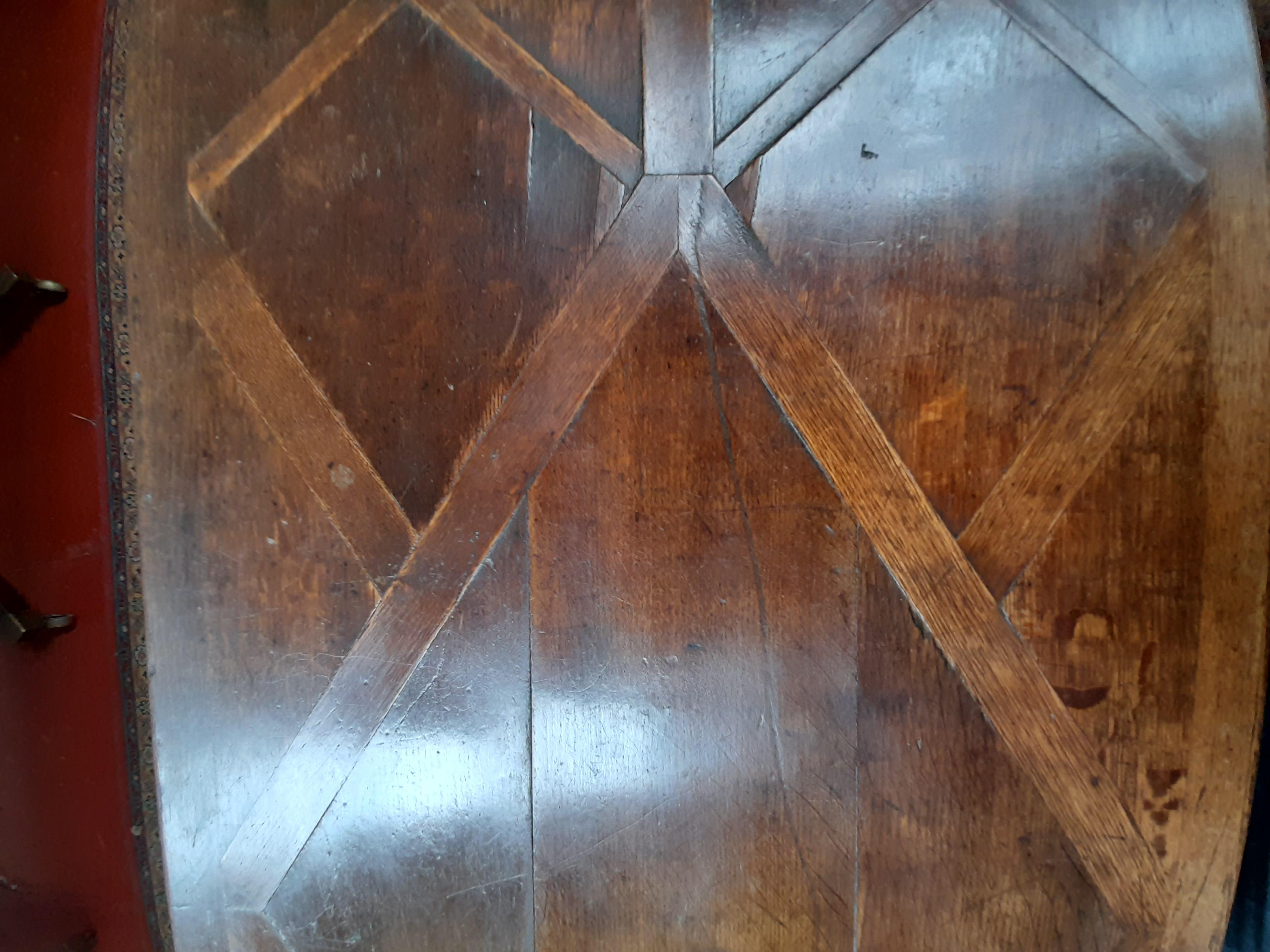 Table longue et étroite en chêne du 17ème siècle avec inserts en chêne en forme de diamant en vente 6