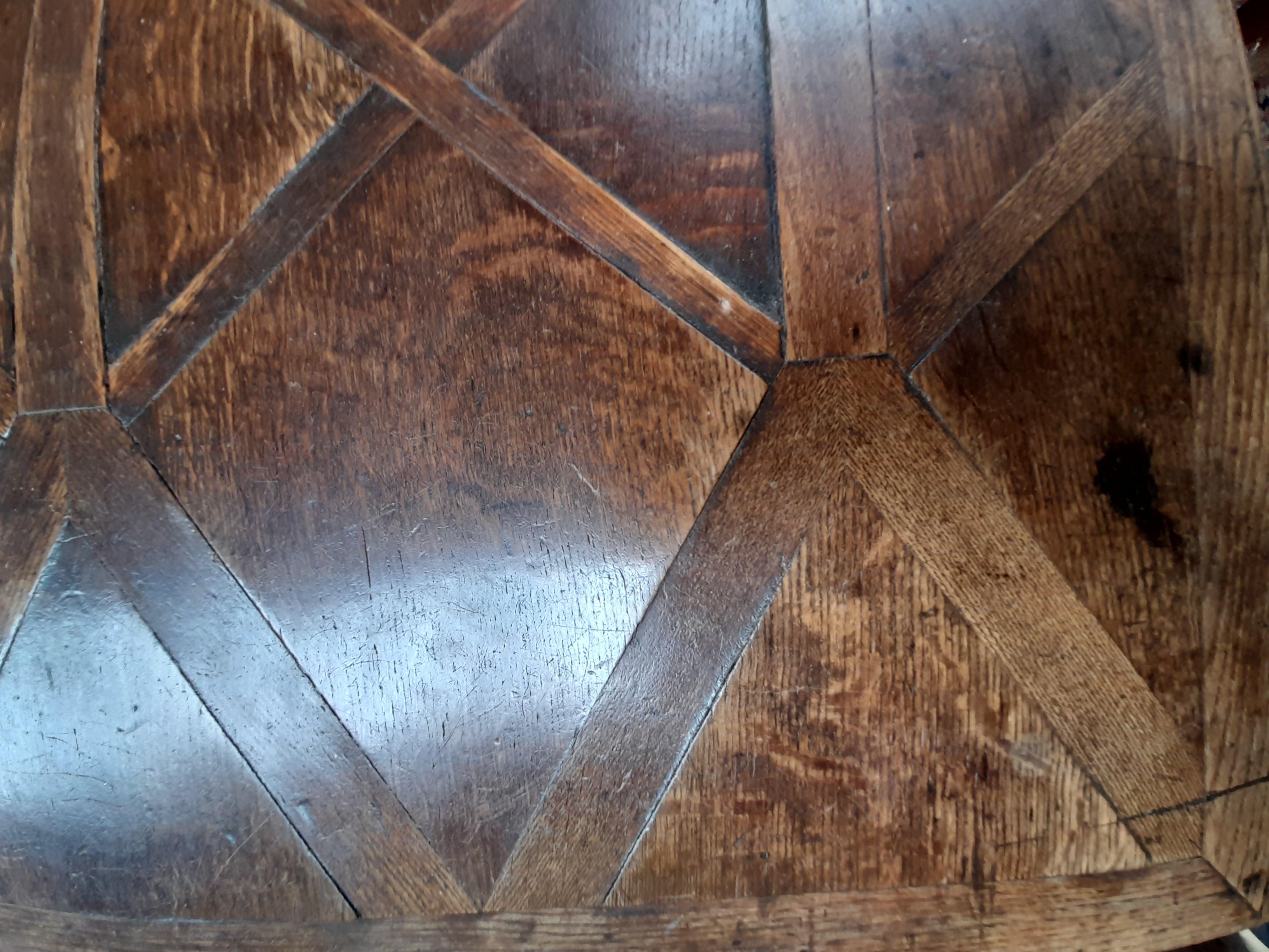 Table longue et étroite en chêne du 17ème siècle avec inserts en chêne en forme de diamant en vente 7