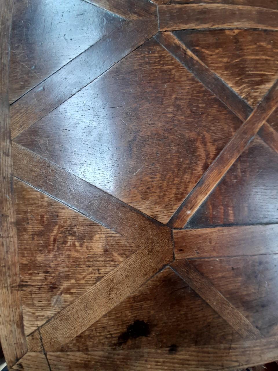 Table longue et étroite en chêne du 17ème siècle avec inserts en chêne en forme de diamant Bon état - En vente à Perth, GB