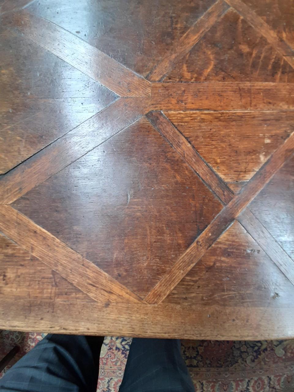 Table longue et étroite en chêne du 17ème siècle avec inserts en chêne en forme de diamant en vente 2