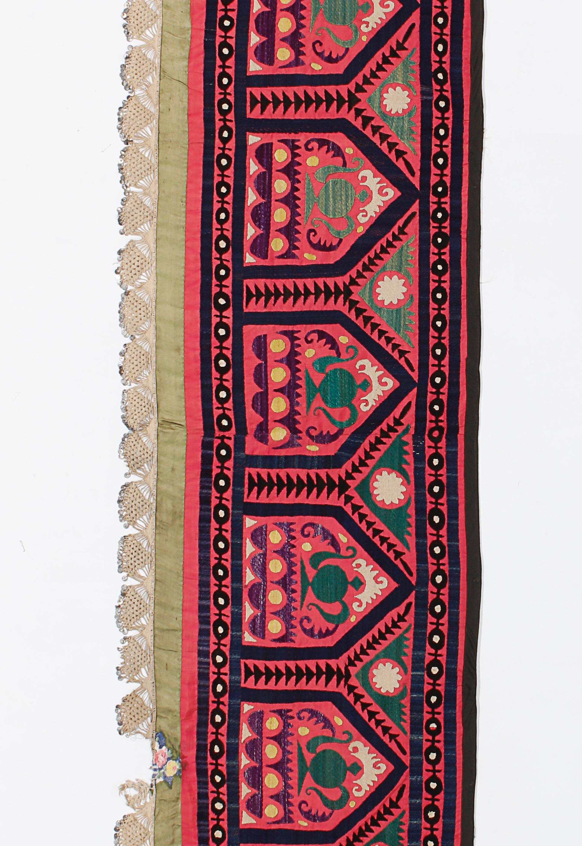 Ouzbek 1.7x12.2 Ft Uzbek Suzani Wall Hanging, Embroidered Silk & Cotton Table Runner en vente