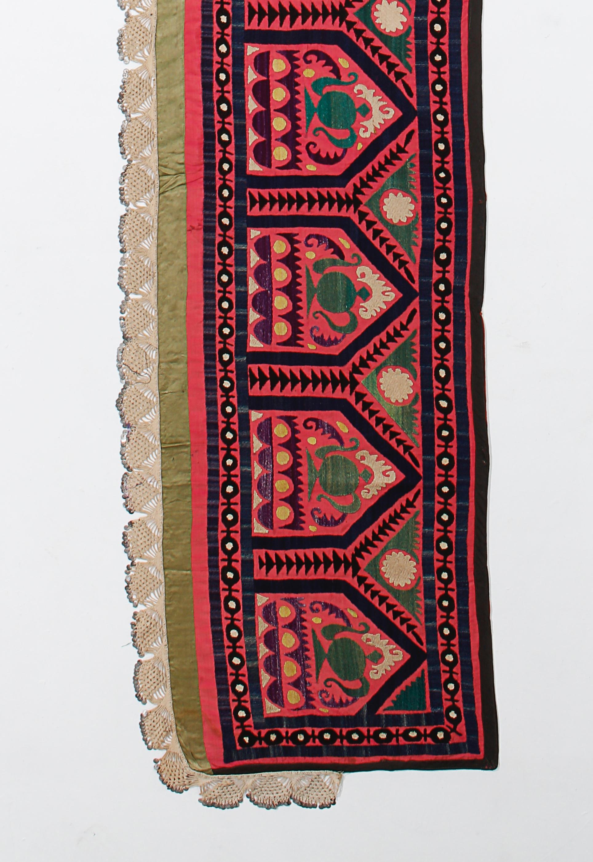 Brodé 1.7x12.2 Ft Uzbek Suzani Wall Hanging, Embroidered Silk & Cotton Table Runner en vente