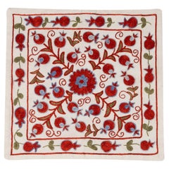 17"x17" Seiden-Stickerei-Kissenbezug. Florales Suzani-Wurfkissen in Creme & Rot
