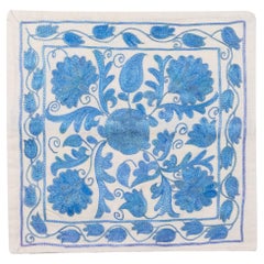 Coussin décoratif Suzani brodé en soie ivoire et bleu clair 17"x17"