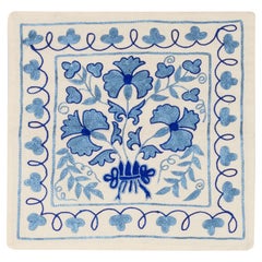 17 "x17" Housse de coussin Suzani en soie brodée bleu et crème avec motifs floraux