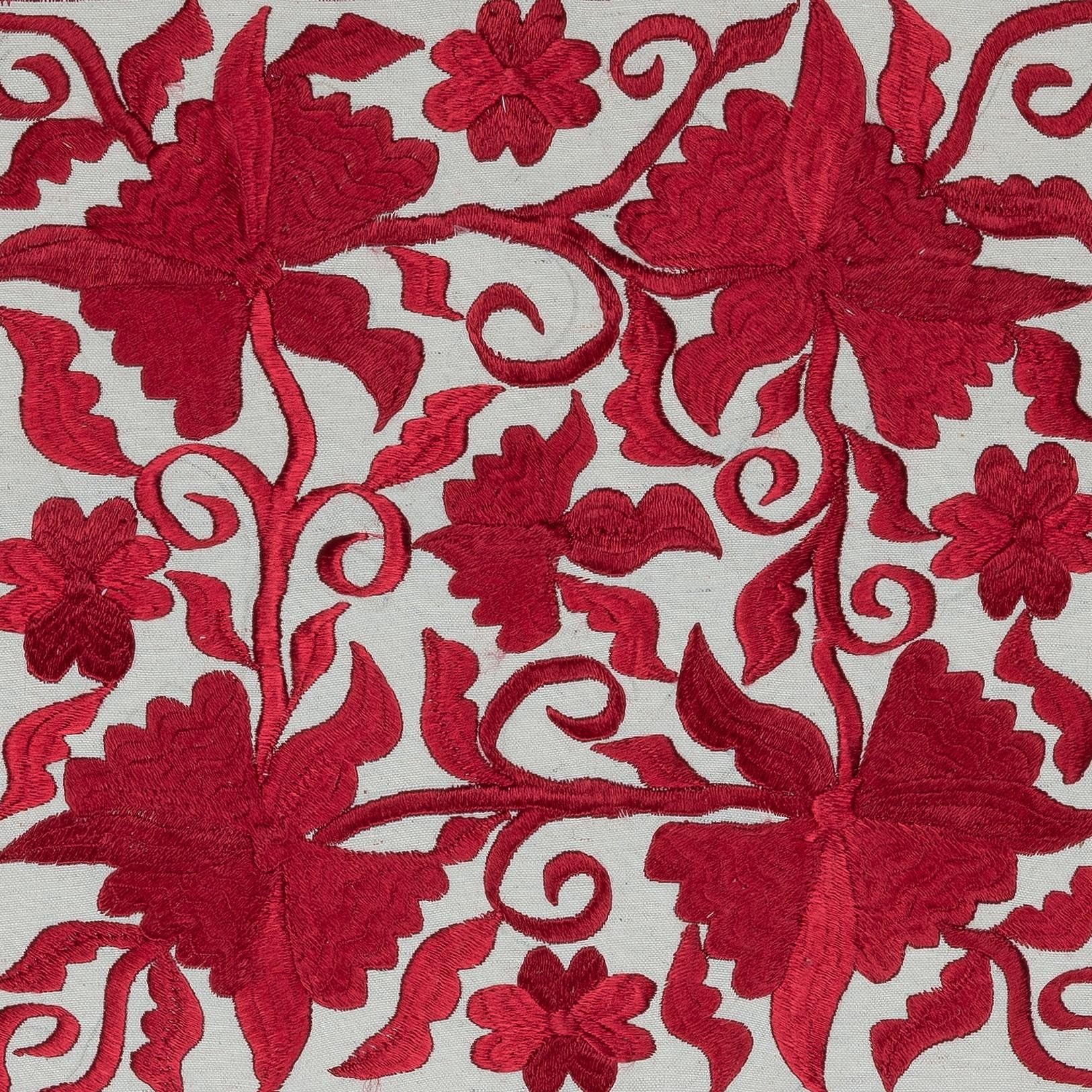 Nuovo copricuscino ricamato a mano in 100% cotone - autentica arte tessile uzbeka

Porta un tocco di eredità dell'Asia centrale nella tua casa con questa federa ricamata a mano in 100% cotone Suzani, proveniente dall'Uzbekistan. Caratterizzato da