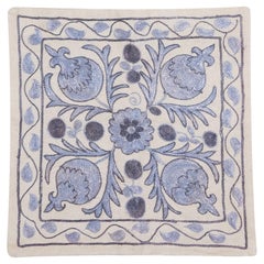 17 "x17" New Traditional Silk Hand Embroidery Cushion Cover in Light Blue & Cream (housse de coussin traditionnelle en soie brodée à la main, bleu clair et crème)
