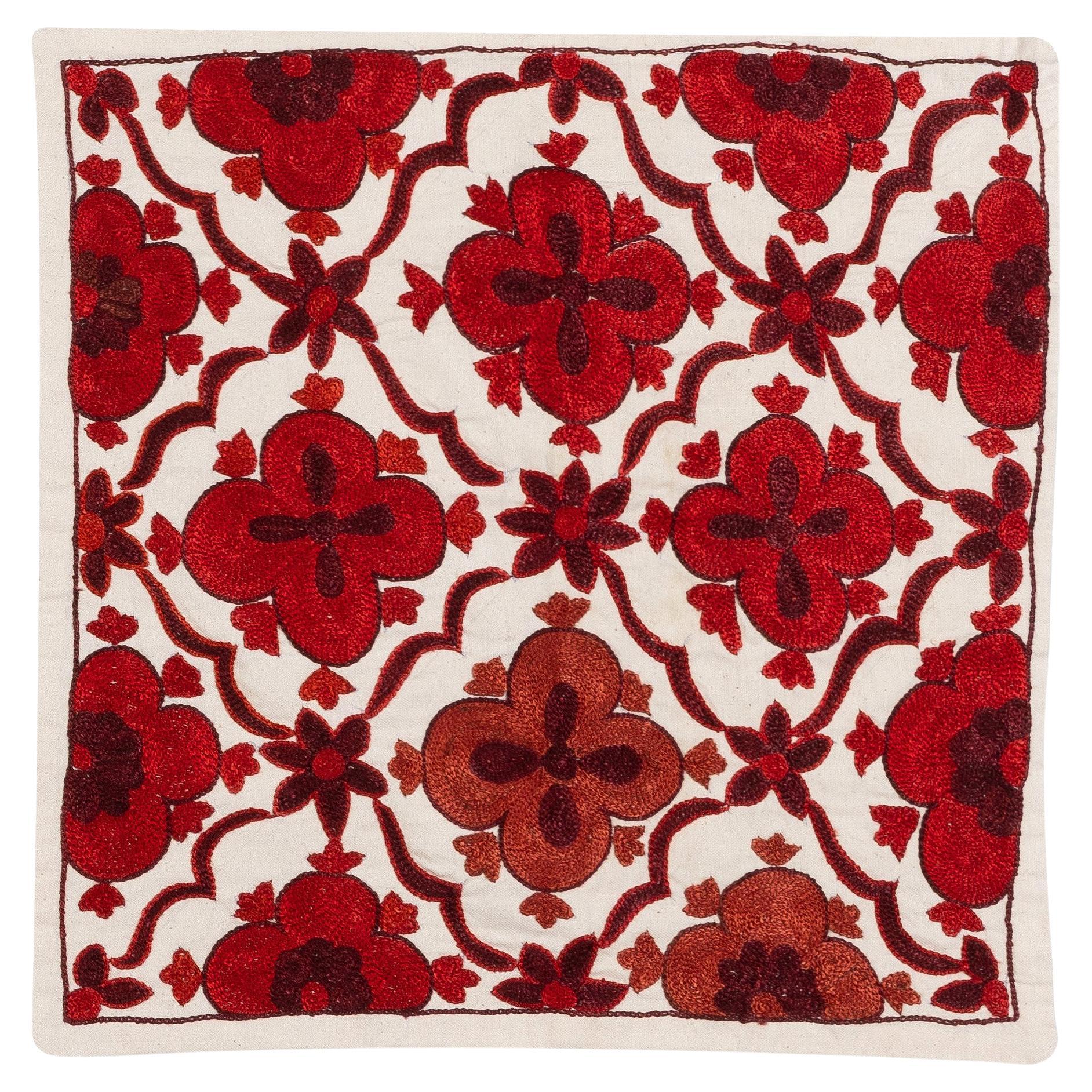 Revêtement de coussin carré Suzani en soie ouzbeke brodée à la main en ivoire et rouge de 43,18 cm x 43,18 cm