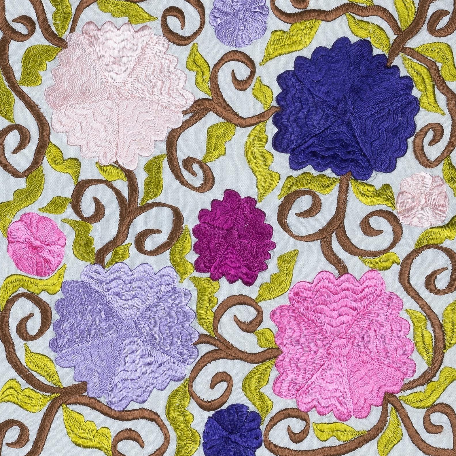 Nuovo copricuscino ricamato a mano in 100% cotone - autentica arte tessile uzbeka

Porta un tocco di eredità dell'Asia centrale nella tua casa con questa federa ricamata a mano in 100% cotone Suzani, proveniente dall'Uzbekistan. Caratterizzato da