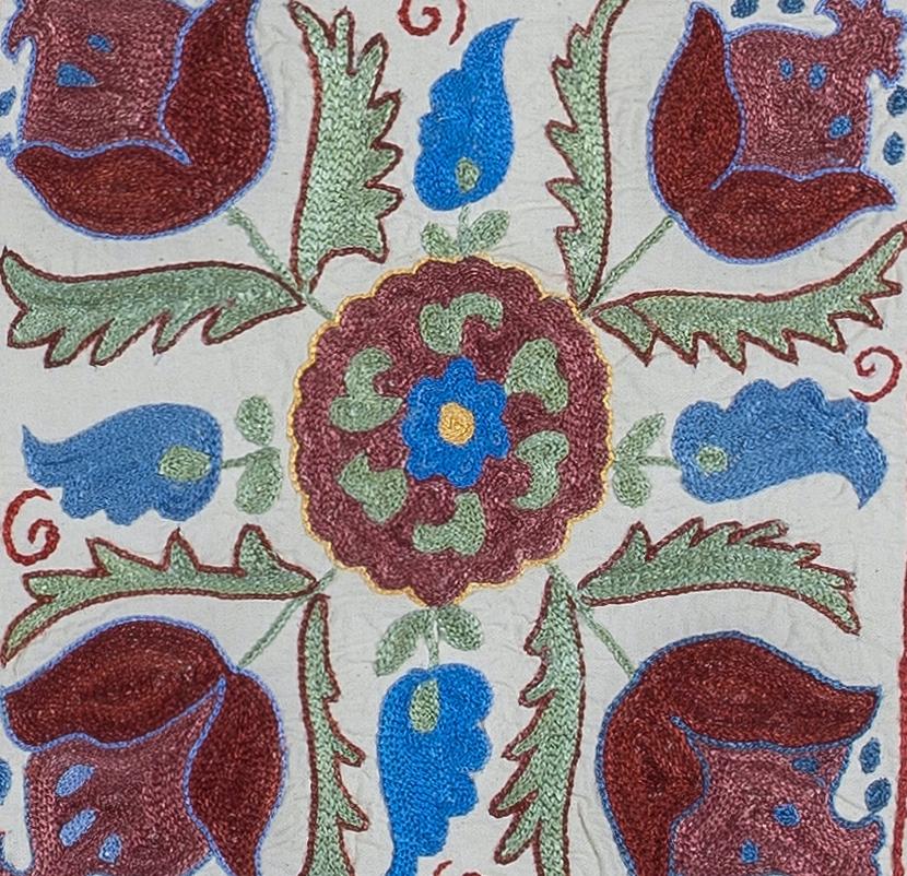 Housse de coussin décorative en soie brodée à la main sur fond de lin, motifs de fleurs et de vignes, dos en lin avec fermeture éclair, pas d'insert.
Lavage délicat et spécialisé conseillé.

Suzani, terme d'Asie centrale désignant un type