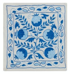 Suzani Textile Handstickerei Seidenkissenbezug in Hellblau & Elfenbein. 17"x18"