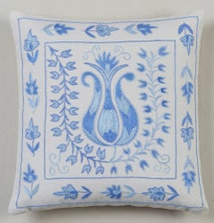 Housse de coussin en broderie de soie 17 "x18". Coussin décoratif bleu clair et crème