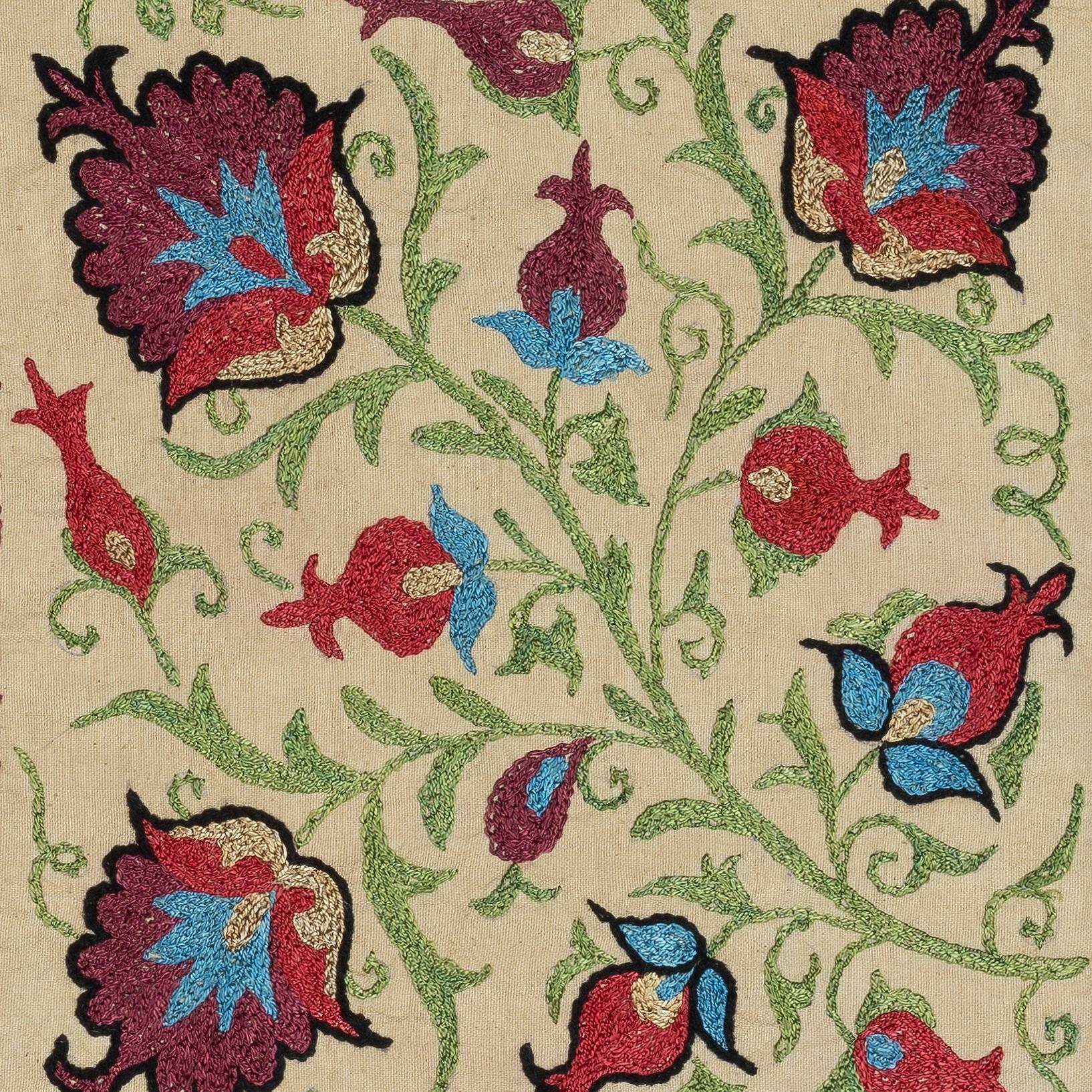 Insufflez à votre intérieur le riche héritage de l'Asie centrale avec cette exquise housse de coussin Suzani brodée à la main, fabriquée par des artisans qualifiés en Ouzbékistan. Ce magnifique textile est une véritable œuvre d'art. Il est orné