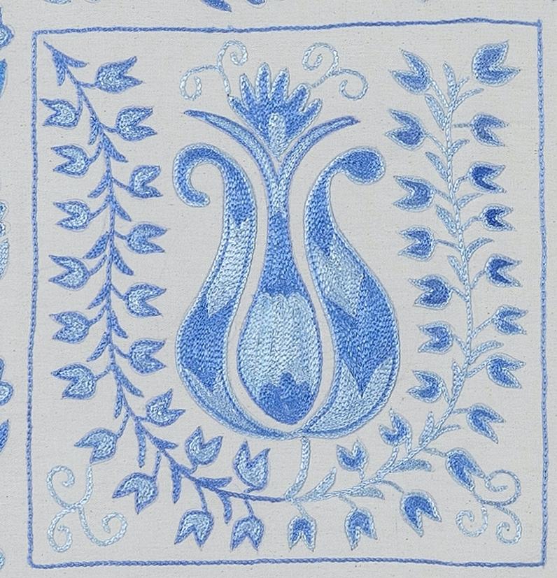 Fodera decorativa per cuscino realizzata in seta ricamata a mano su sfondo di lino, con motivi di fiori e viti, supporto di lino con cerniera, senza inserto. Misure: 17 