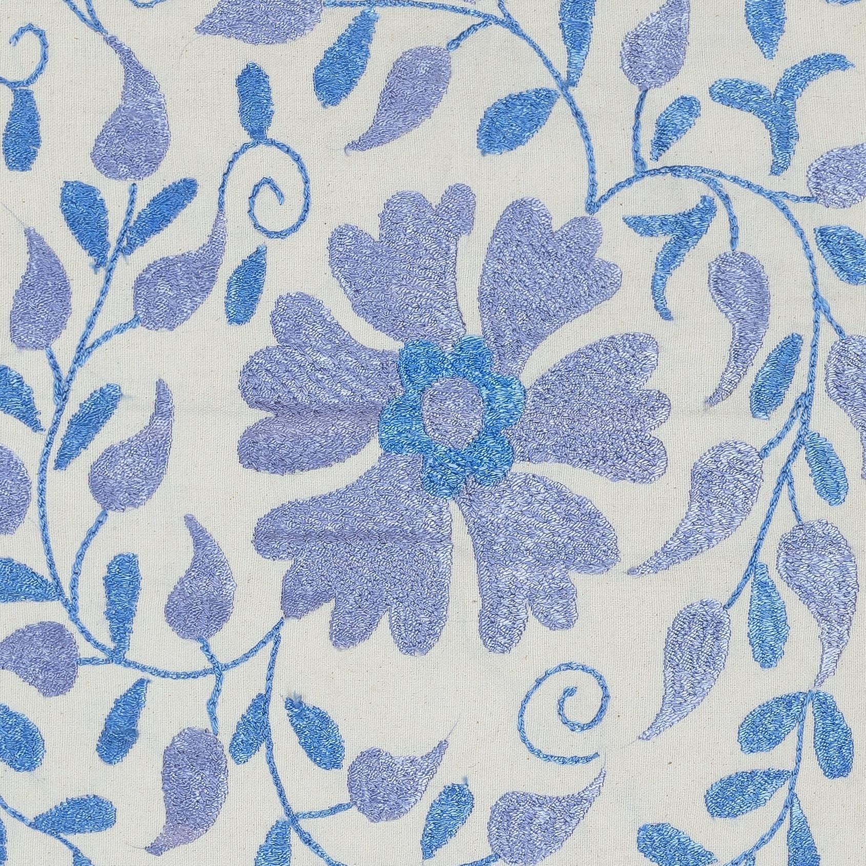 Nuovo copricuscino ricamato a mano in 100% cotone - autentica arte tessile uzbeka

Porta un tocco di eredità dell'Asia centrale nella tua casa con questa federa ricamata a mano in 100% cotone Suzani, proveniente dall'Uzbekistan. Caratterizzato da