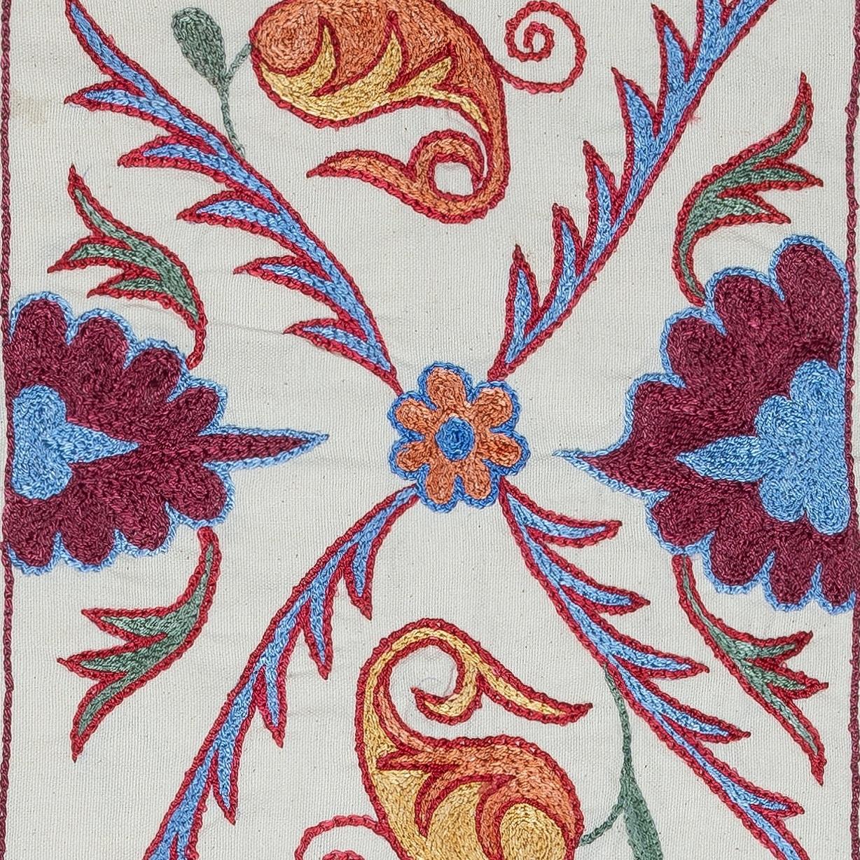 Nuovo copricuscino ricamato a mano in 100% cotone - autentica arte tessile uzbeka

Porta un tocco di eredità dell'Asia centrale nella tua casa con questa federa ricamata a mano in 100% cotone Suzani, proveniente dall'Uzbekistan. Caratterizzato da