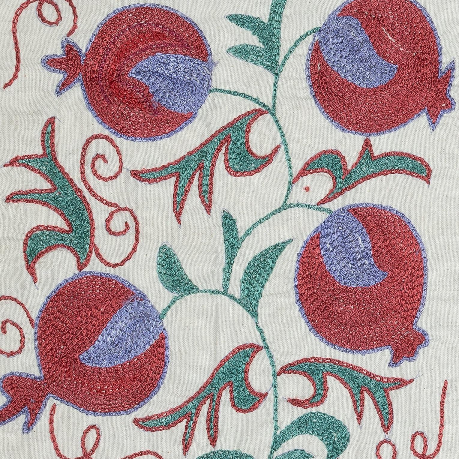 Nouvelle housse de coussin 100% coton brodée à la main - Art textile ouzbek authentique

Apportez une touche d'héritage d'Asie centrale à votre intérieur avec cette taie d'oreiller Suzani d'Ouzbékistan, brodée à la main et composée à 100 % de coton.