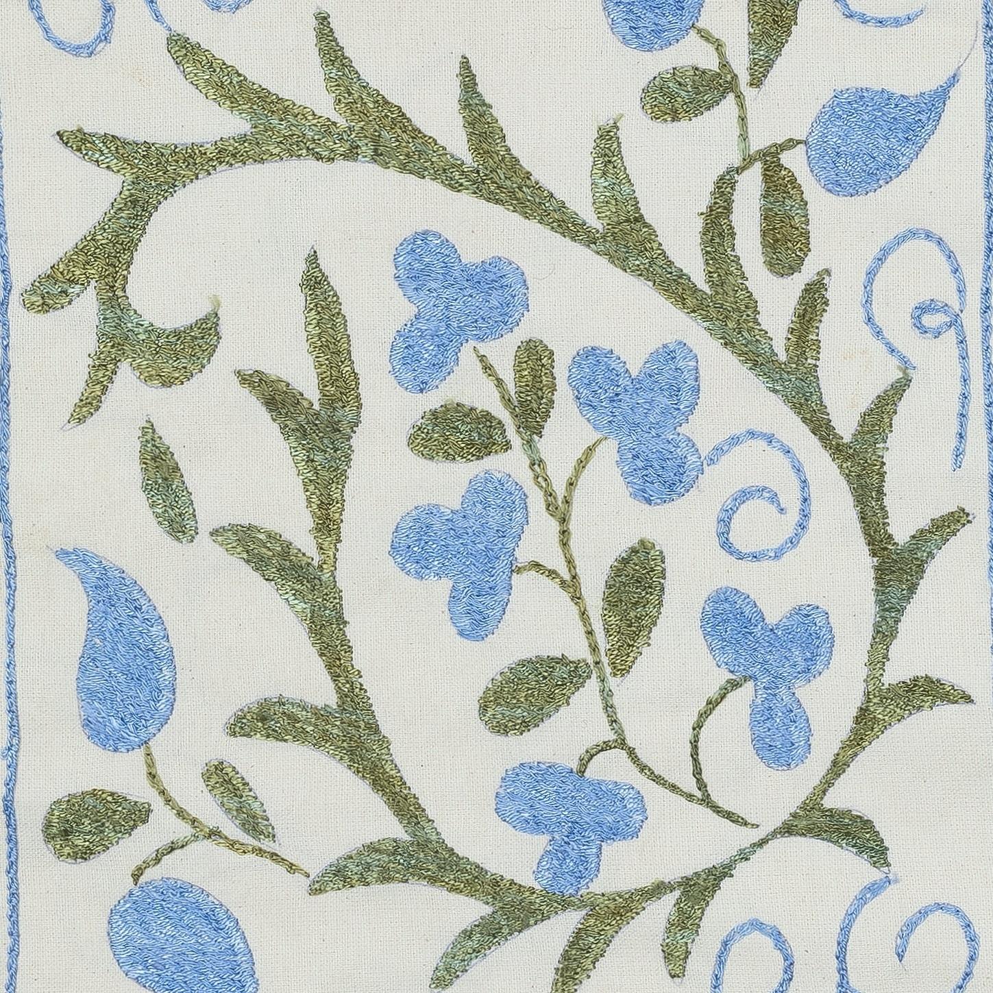 Nouvelle housse de coussin 100% coton brodée à la main - Art textile ouzbek authentique

Apportez une touche d'héritage d'Asie centrale à votre intérieur avec cette taie d'oreiller Suzani d'Ouzbékistan, brodée à la main et composée à 100 % de coton.