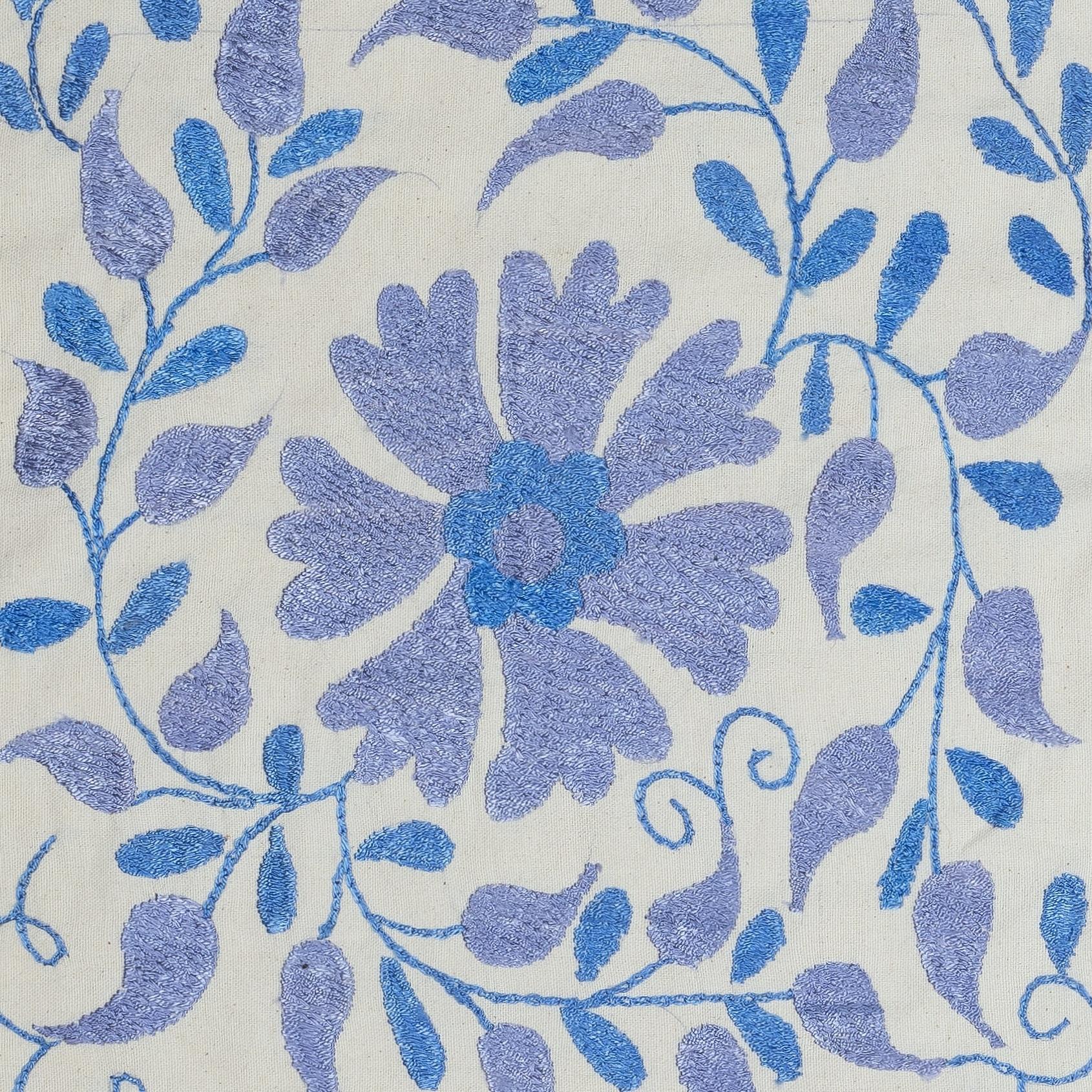 Nouvelle housse de coussin 100% coton brodée à la main - Art textile ouzbek authentique

Apportez une touche d'héritage d'Asie centrale à votre intérieur avec cette taie d'oreiller Suzani d'Ouzbékistan, brodée à la main et composée à 100 % de coton.