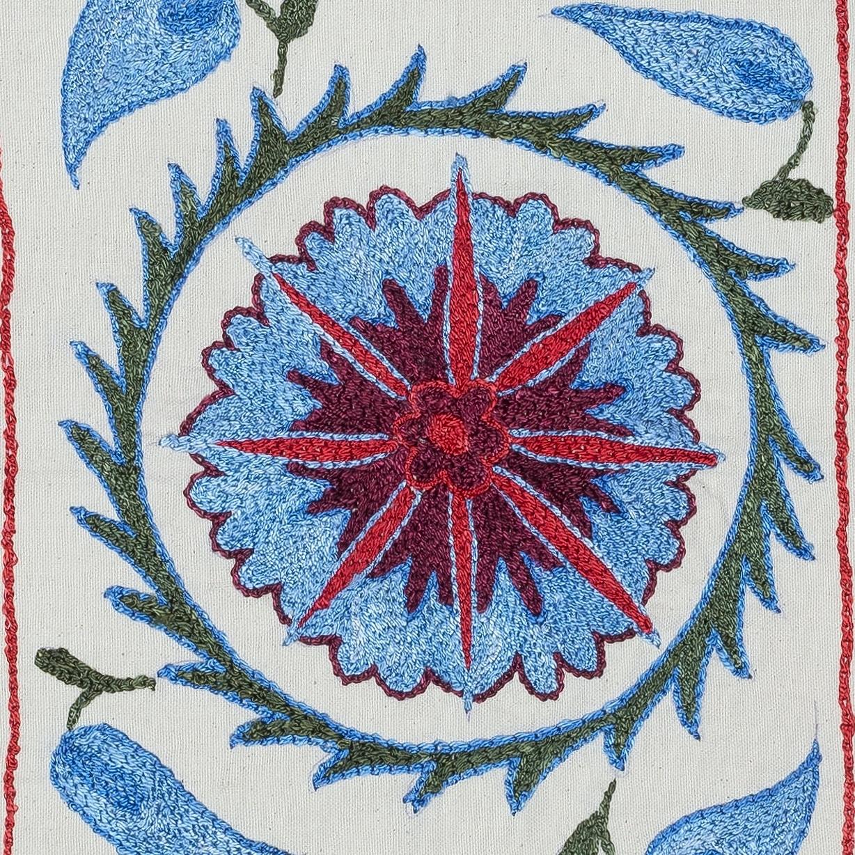 Nouvelle housse de coussin 100% coton brodée à la main - Art textile ouzbek authentique

Apportez une touche d'héritage d'Asie centrale à votre intérieur avec cette taie d'oreiller Suzani d'Ouzbékistan, brodée à la main et composée à 100 % de coton.