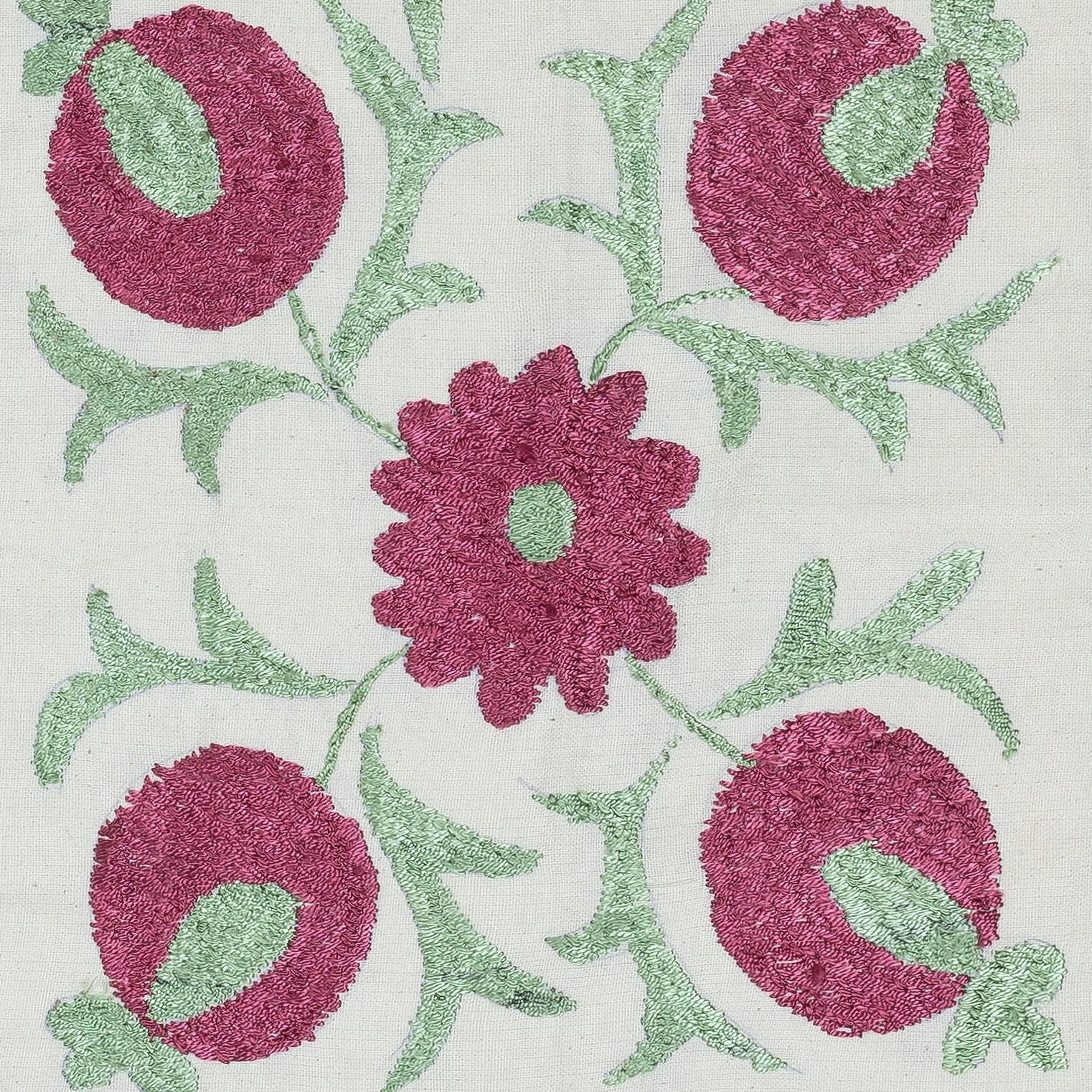 Nouvelle housse de coussin 100% coton brodée à la main - Art textile ouzbek authentique

Apportez une touche d'héritage d'Asie centrale à votre intérieur avec cette taie d'oreiller Suzani d'Ouzbékistan, brodée à la main et composée à 100 % de coton.