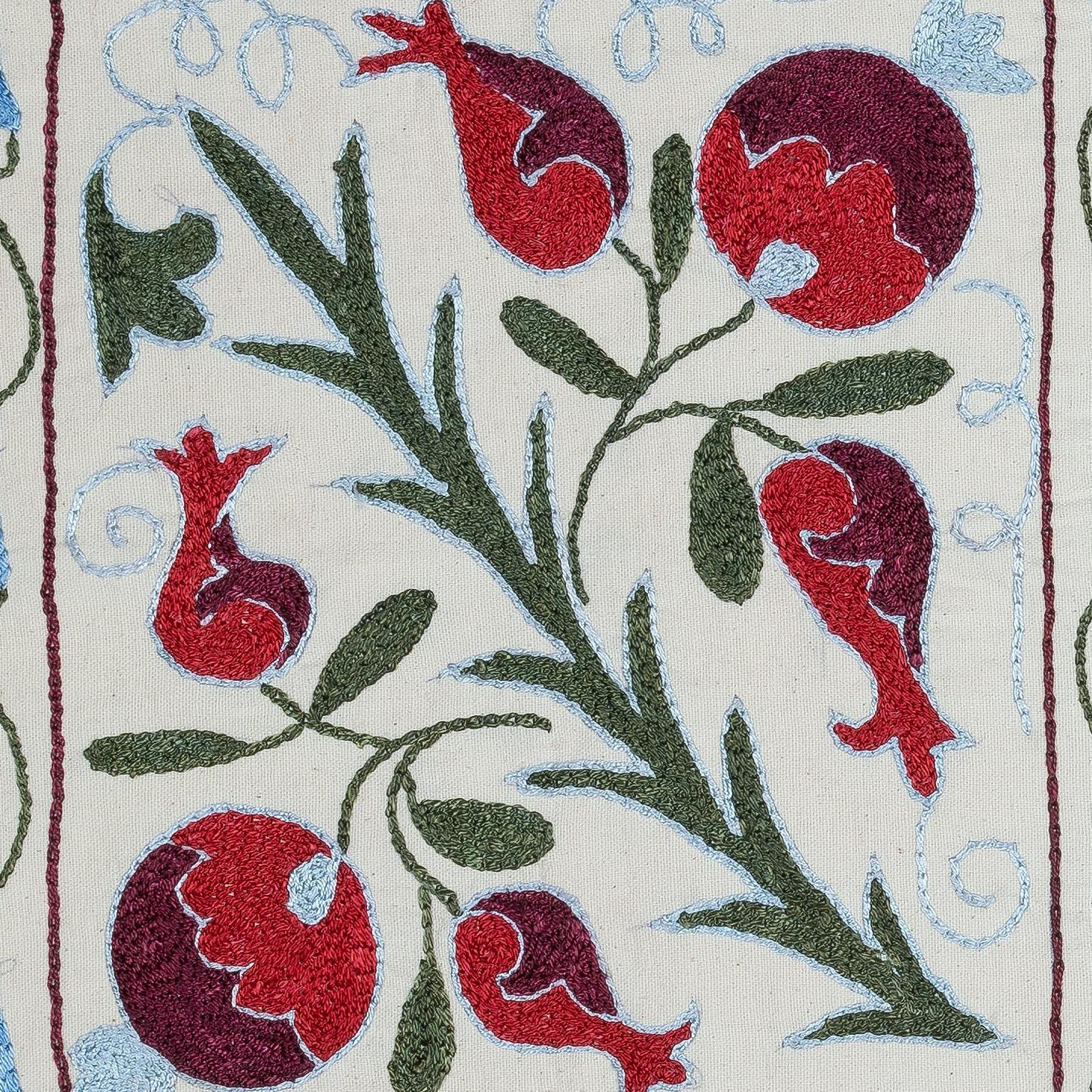 Nuovo copricuscino ricamato a mano in 100% cotone - autentica arte tessile uzbeka

Porta un tocco di eredità dell'Asia centrale nella tua casa con questa federa ricamata a mano in 100% cotone Suzani, proveniente dall'Uzbekistan. Caratterizzato da