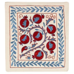 Hand Made Silk Embroidered Suzani Cushion Cover in Red, Blue & Cream 17" x 19" (housse de coussin Suzani en soie brodée à la main en rouge, bleu et crème)