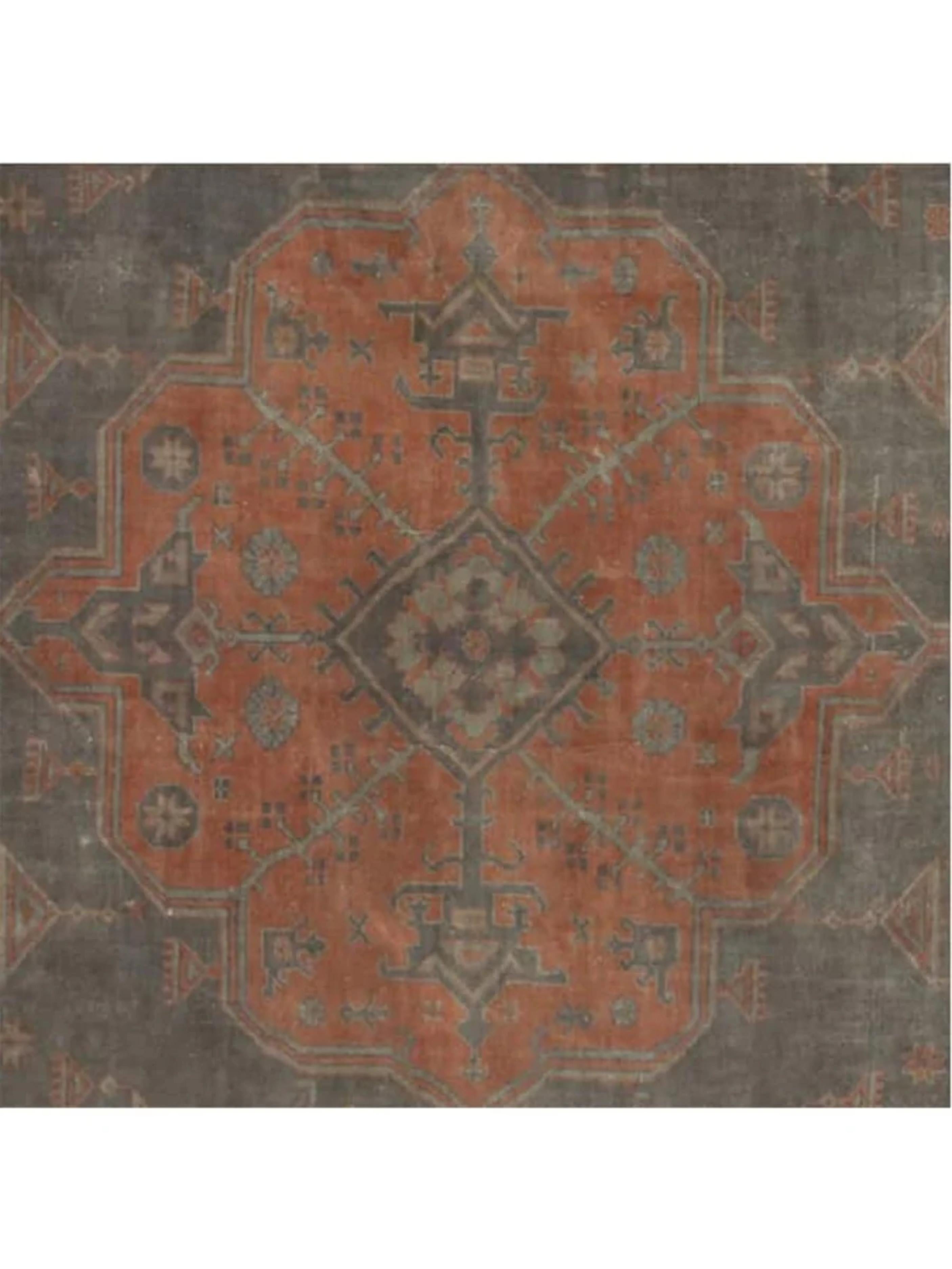 Dieser außergewöhnliche antike türkische Oushak-Teppich im Format 17x20 verleiht jedem Wohnbereich einen Hauch von Raffinesse und zeitloser Eleganz. Handgeknüpft aus strapazierfähiger Wolle, kombiniert er langlebige Qualität mit einer luxuriös