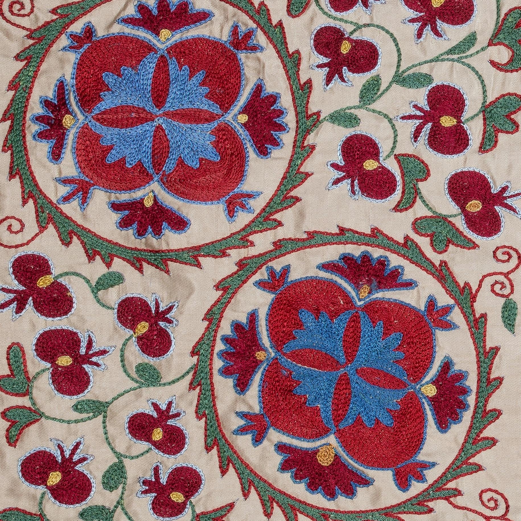 Infondi nella tua casa il ricco patrimonio dell'Asia centrale con questo raffinato copricuscino Suzani ricamato a mano, realizzato da abili artigiani dell'Uzbekistan. Questo splendido tessuto è una vera e propria opera d'arte, caratterizzata da un