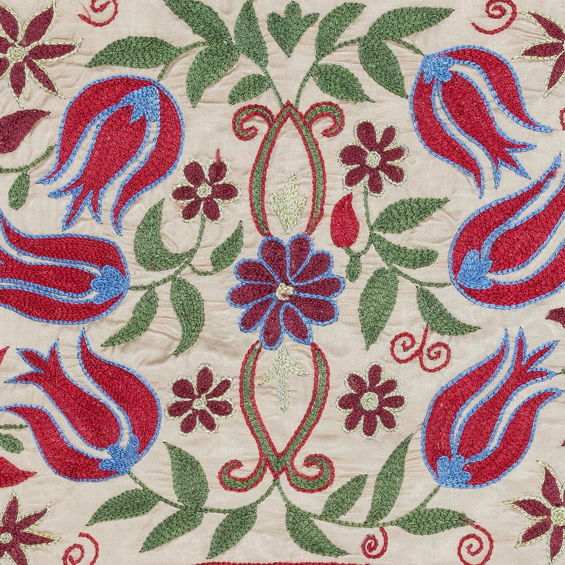 Infondi nella tua casa il ricco patrimonio dell'Asia centrale con questo raffinato copricuscino Suzani ricamato a mano, realizzato da abili artigiani dell'Uzbekistan. Questo splendido tessuto è una vera e propria opera d'arte, caratterizzata da un