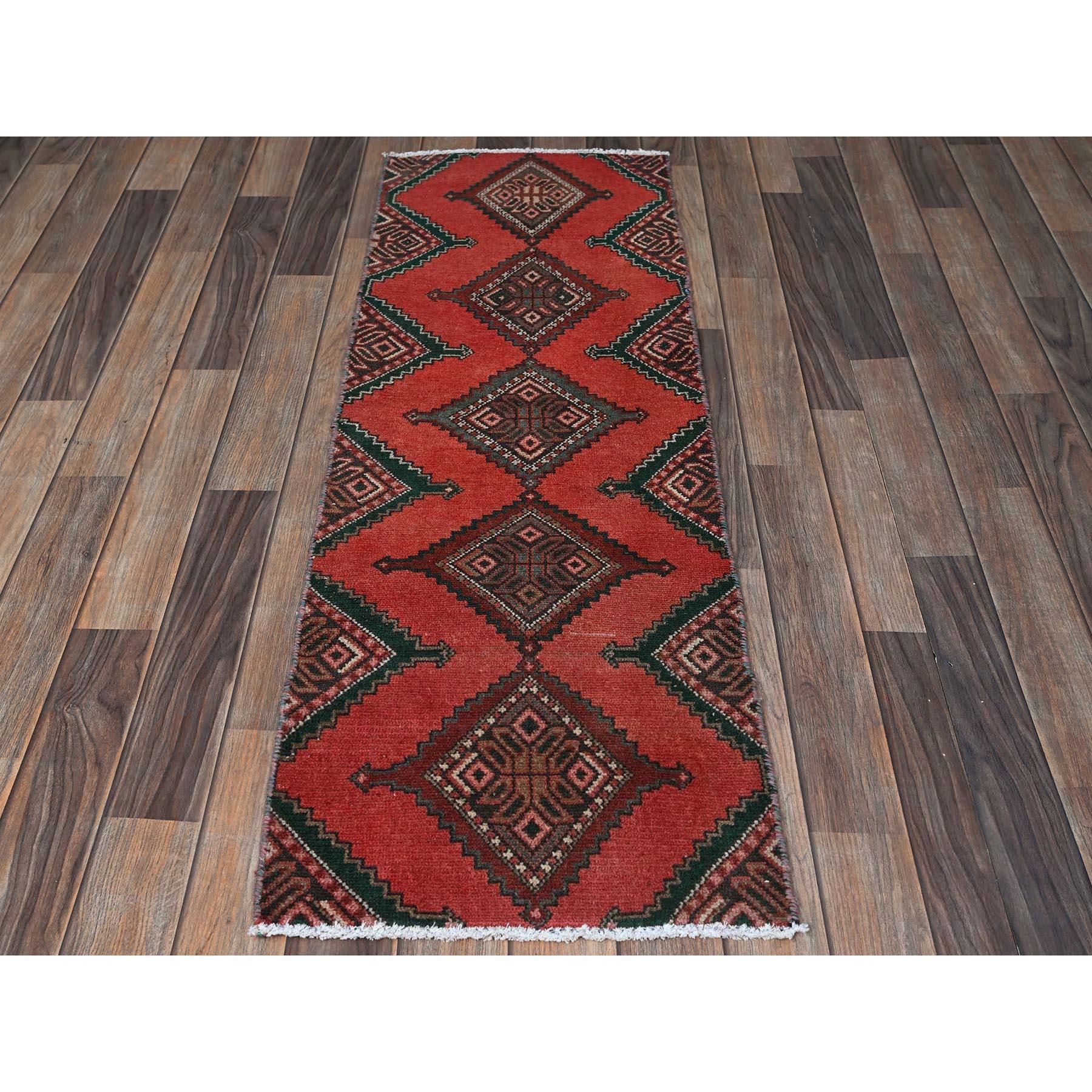 Prismatic Red, Vintage Persian Hamadan with Serrated Geometric Medallions, Borderless, Cropped Thin, Zero Pile, Sides and End Professionally Secured, Hand Knotted, 100% Wool, Fragment, Short & Narrow Runner, Oriental Rug
Matières premières :