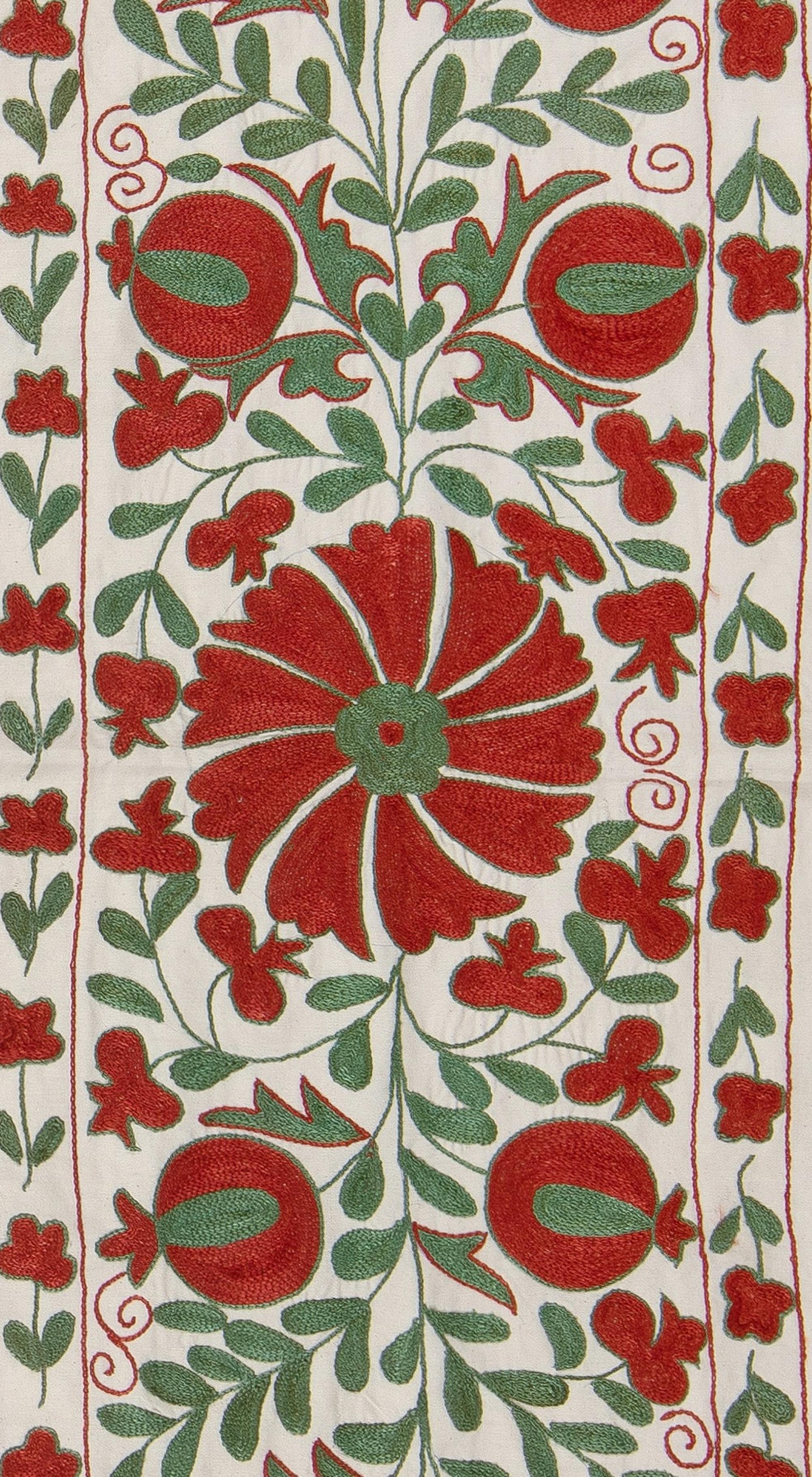 1,7x6.2 Ft Suzani Bestickter Wandbehang aus Baumwolle und Seide, dekorative Tischdecke im Zustand „Neu“ im Angebot in Spring Valley, NY