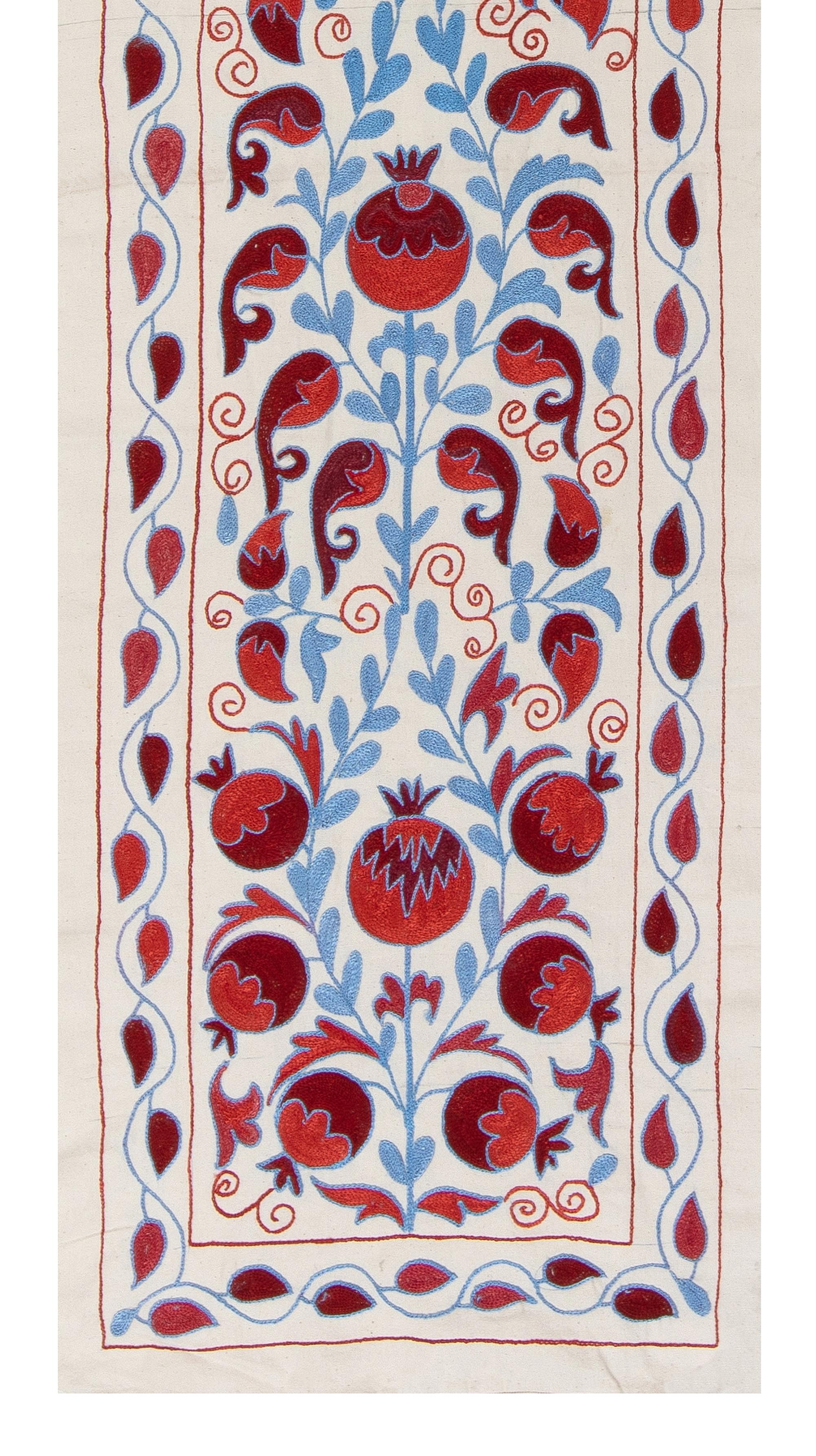 Suzani 1.7x6.3 Ft Tapis de table en broderie de soie, tenture murale ouzbek en rouge, crème et bleu en vente