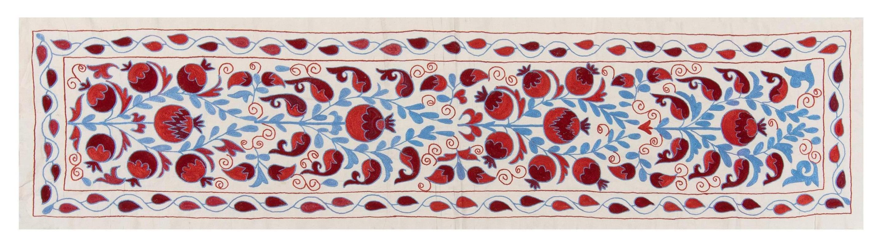 Brodé 1.7x6.3 Ft Tapis de table en broderie de soie, tenture murale ouzbek en rouge, crème et bleu en vente
