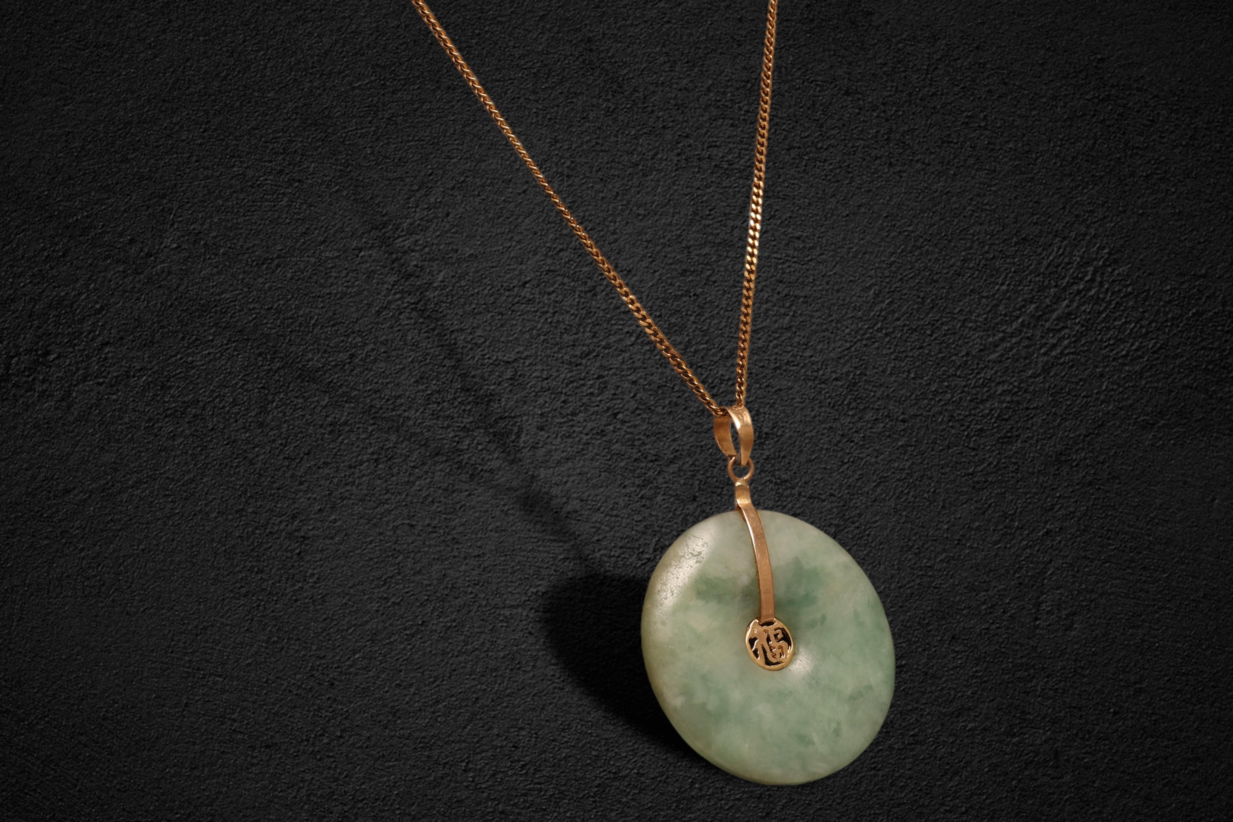 Taglio rotondo Ciondolo / appendino / collana di giada in oro 18/14 Kt in vendita