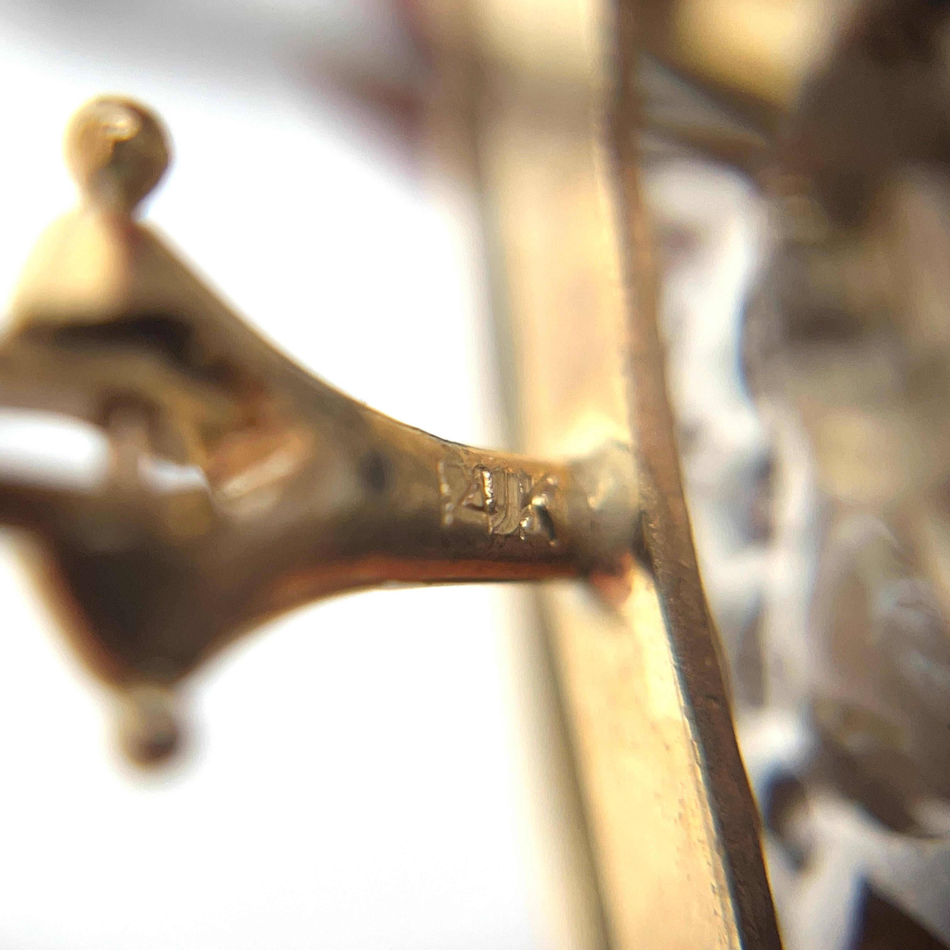 Estos preciosos pendientes están engastados con una montura de oro de 18 quilates y asegurados por cierres omega de oro de 14 quilates. Dado el estilo de los pendientes, suponemos que eran de clip convertidos en pendientes perforados. Presentan