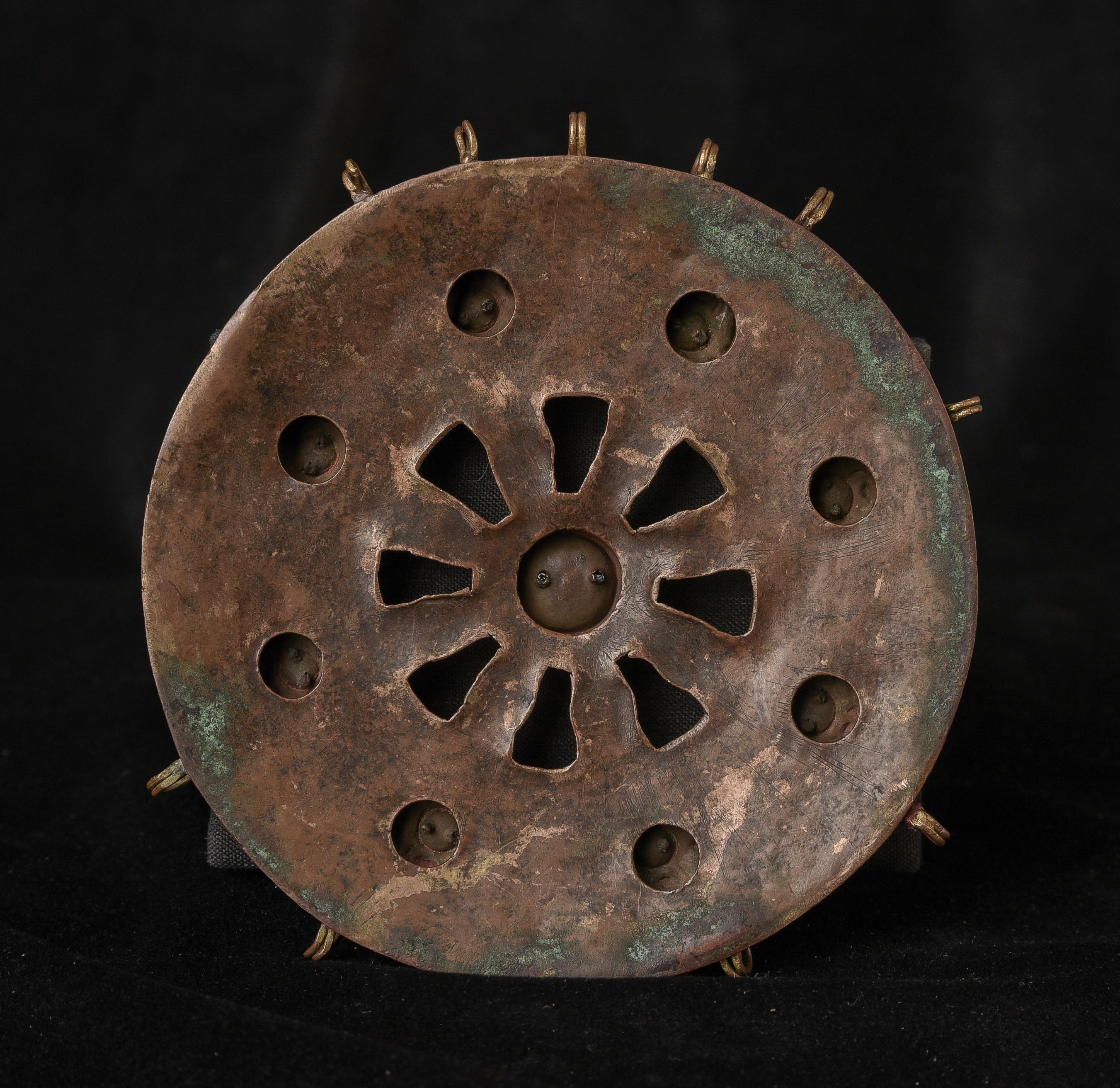 18 /19 siècle Roue de la loi tibétaine en cuivre doré ( 5 