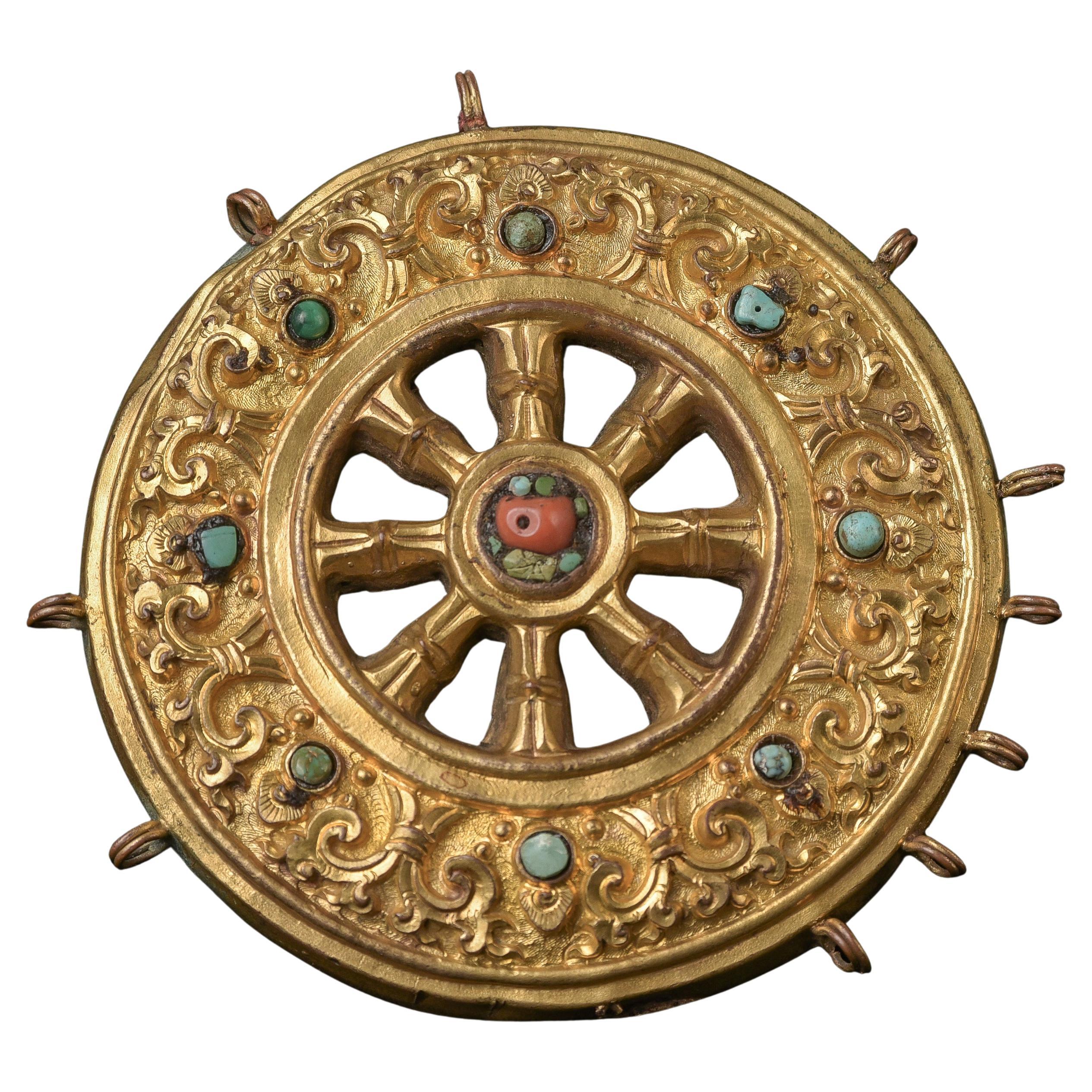 18 /19 siècle Roue de la loi tibétaine en cuivre doré ( 5 "Diamètre ) 10137 en vente