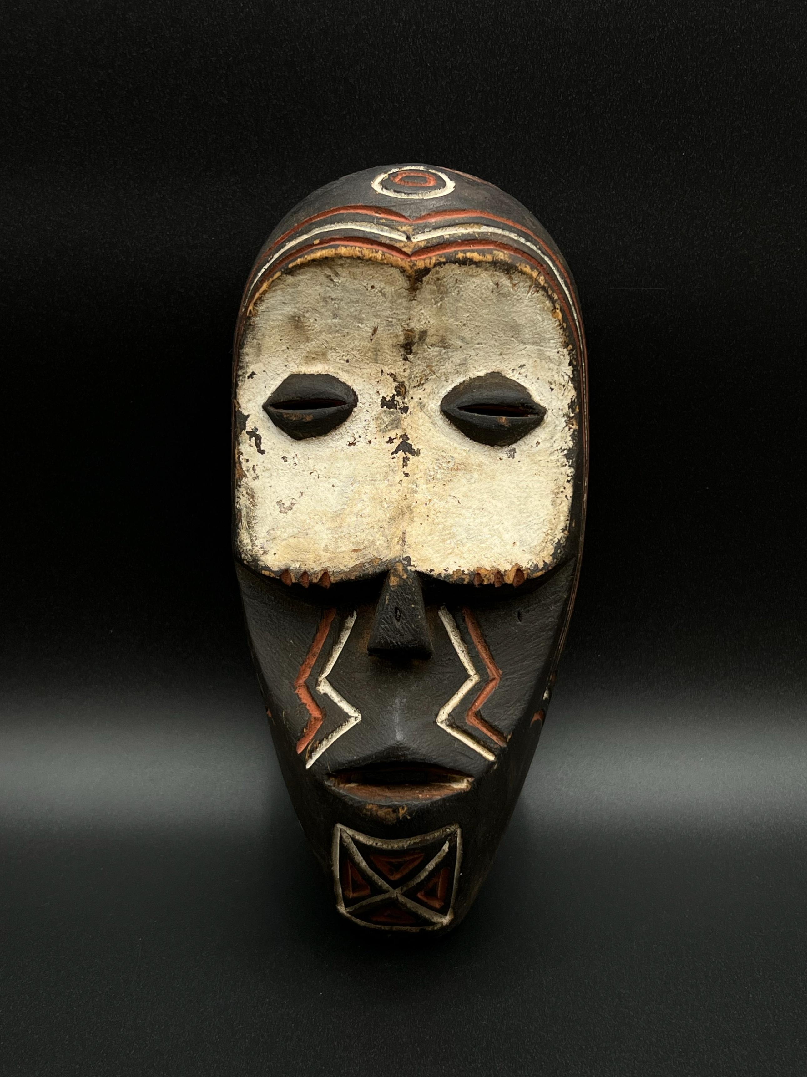 Masque Bena Lulua ancien
Fin des années 1800 et début des années 1900 - République démocratique du Congo

Ce masque d'art populaire primitif remarquable provient du peuple Bena Lulua de la République démocratique du Congo. Il a été fabriqué avec un