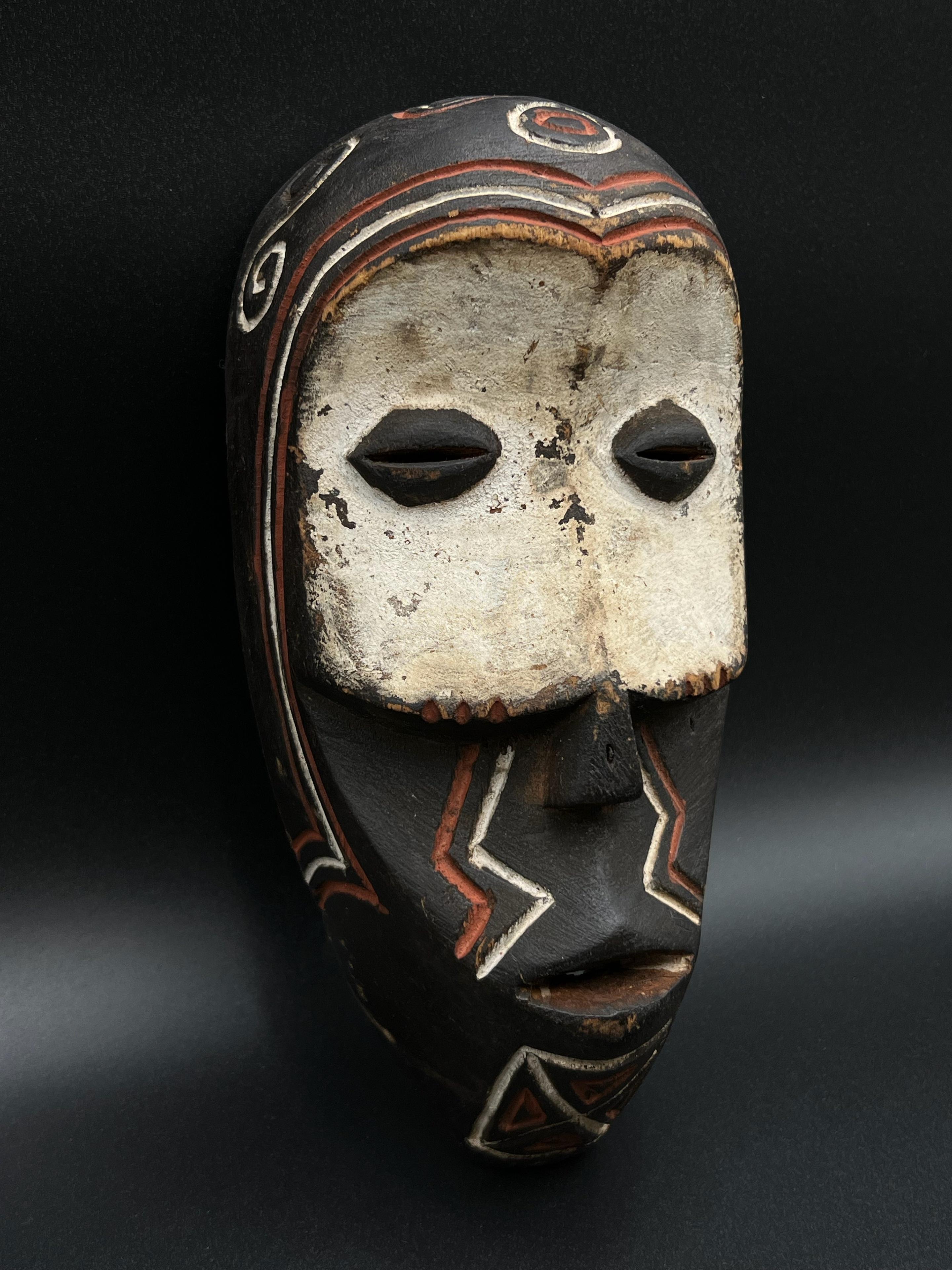 Sculpté à la main Un beau masque Bena Lulua, art populaire africain primitif, 18/1900 en vente