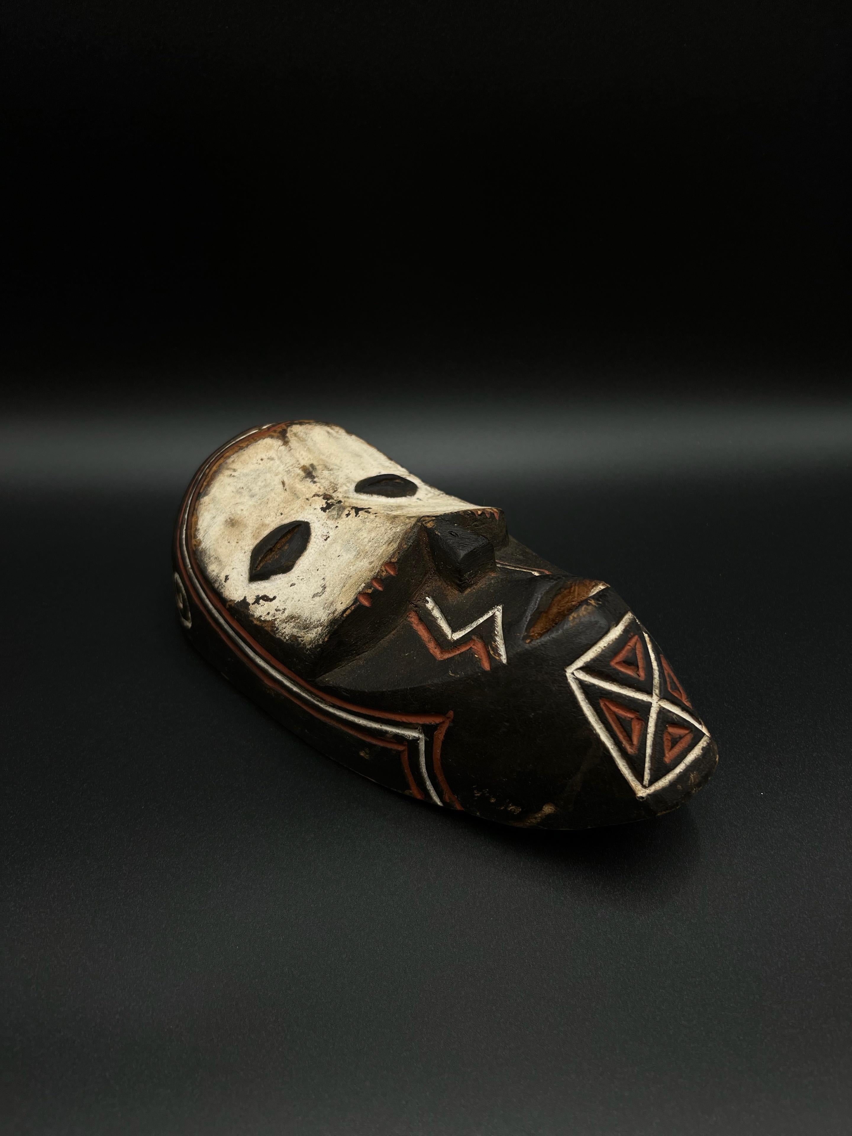 Bois tendre Un beau masque Bena Lulua, art populaire africain primitif, 18/1900 en vente