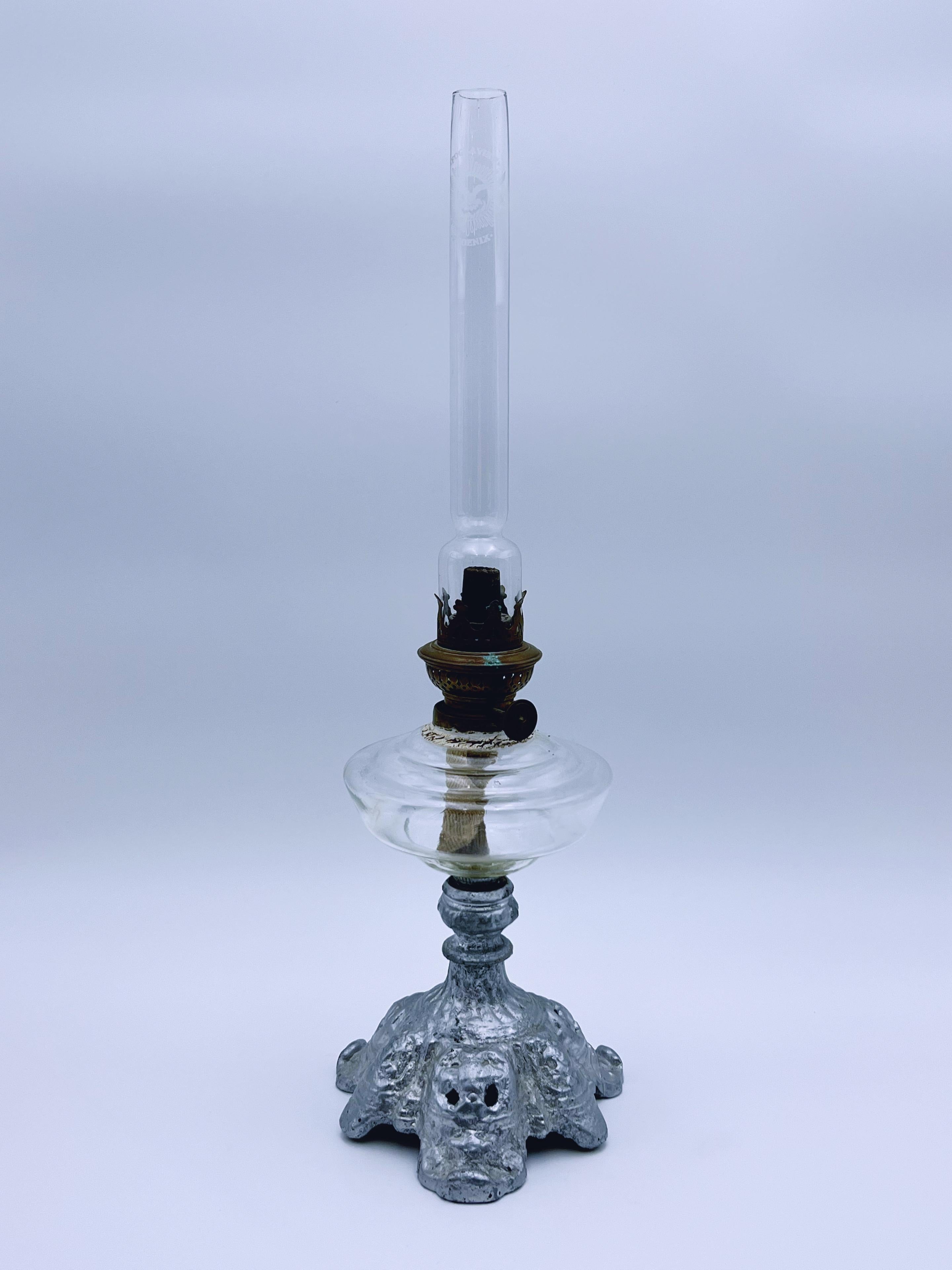 **Lampada a olio da tavolo in stile rustico francese, fine '800/inizio '900**  

Un'affascinante lampada a olio primitiva di epoca vittoriana, che unisce il carattere rustico della campagna francese a una funzionalità senza tempo. Realizzato in